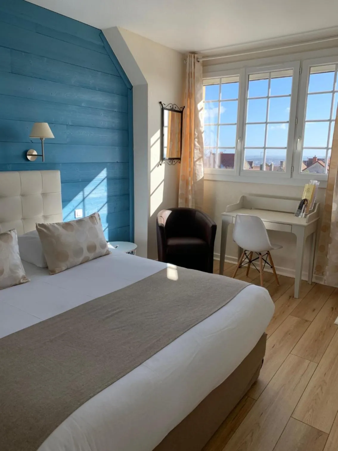 Photo of the whole room, Bed in La Bonbonniere - Sure Hotel Collection by Best Western