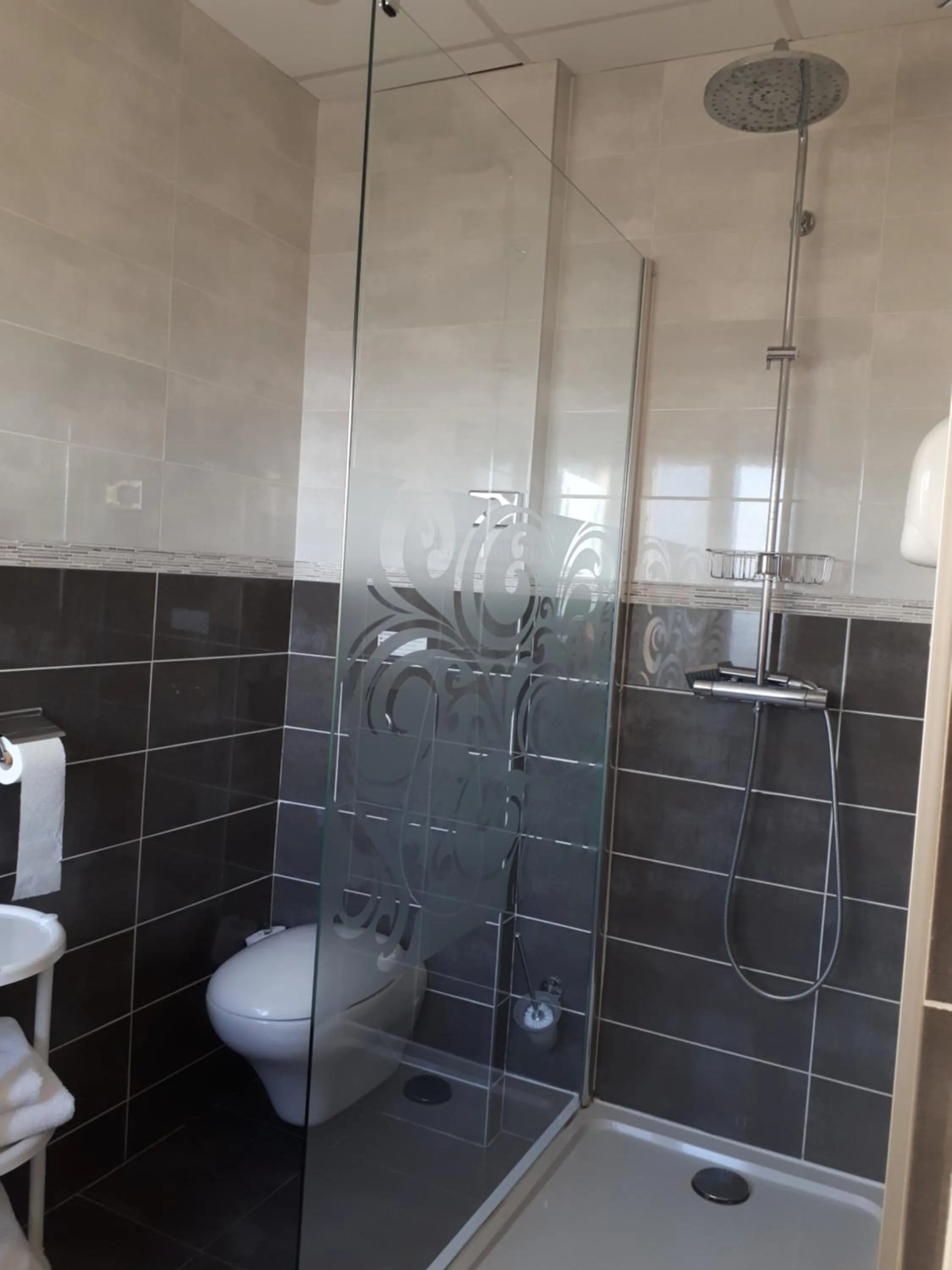 Bathroom in La Bonbonniere - Sure Hotel Collection by Best Western