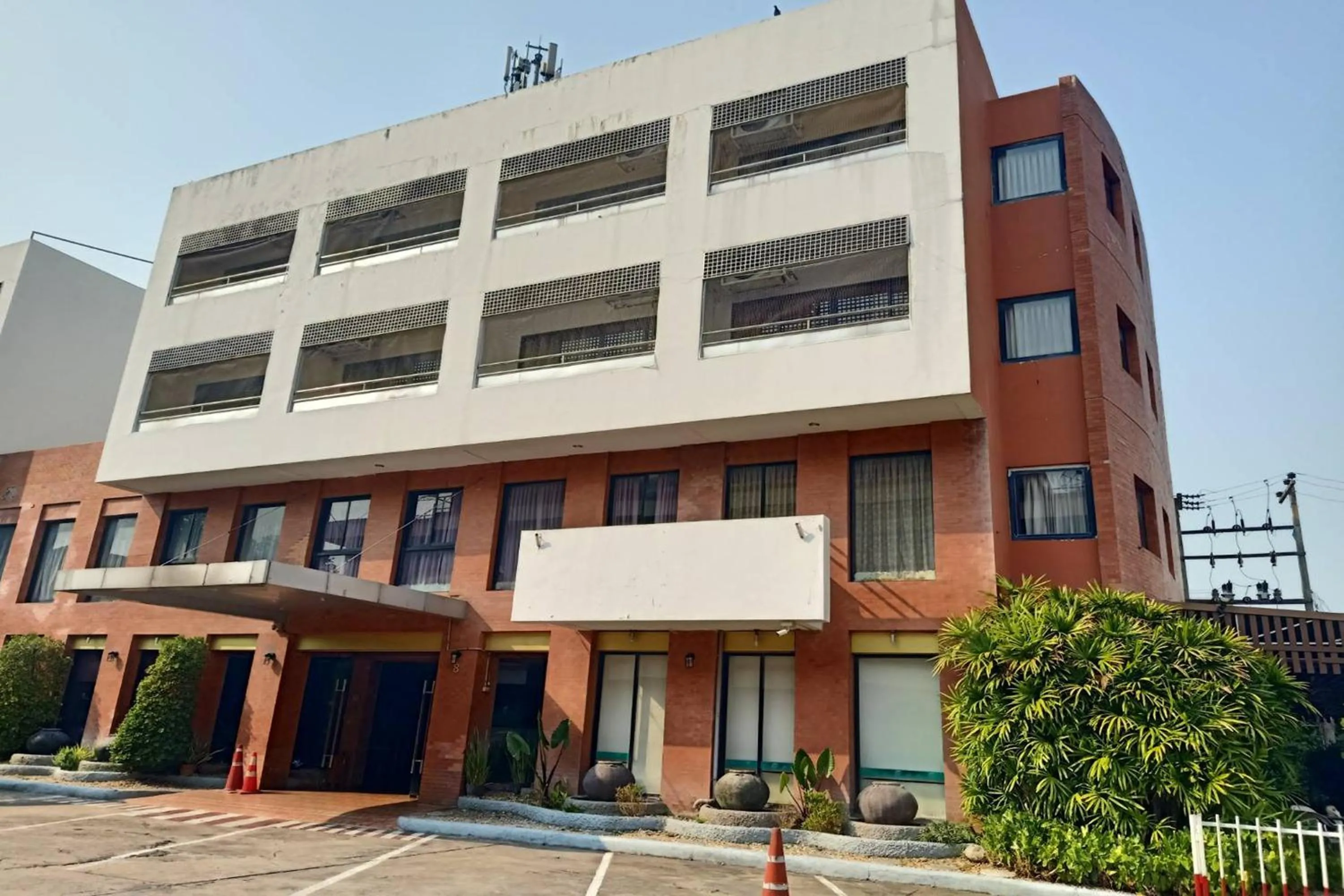 Property building in Pin Hotel