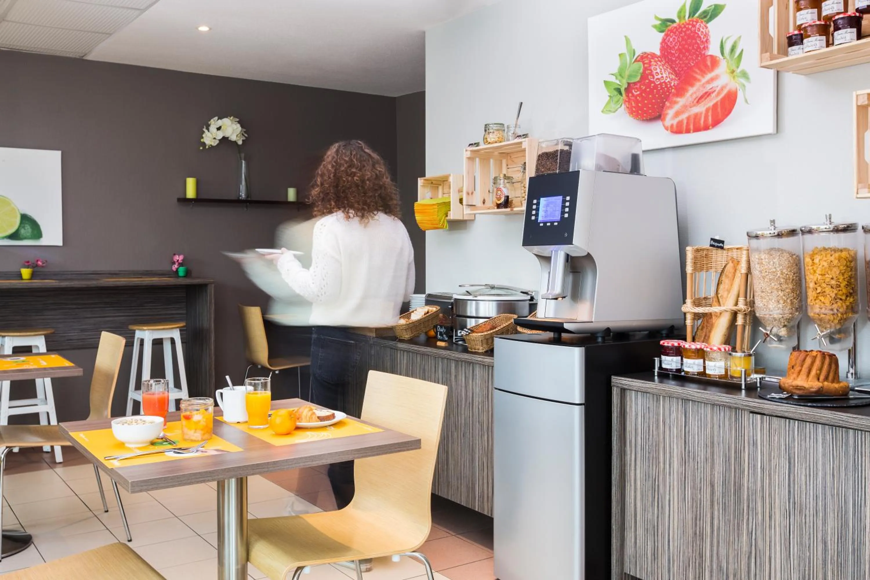 Buffet breakfast in Aparthotel Adagio Access Strasbourg Illkirch