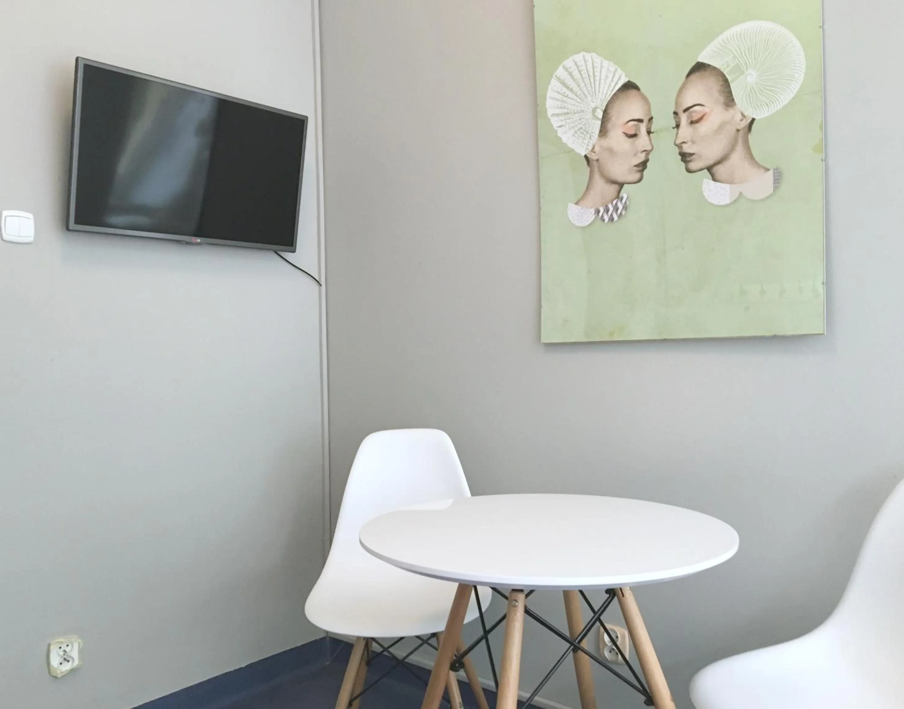 TV and multimedia in Cloud Hostel