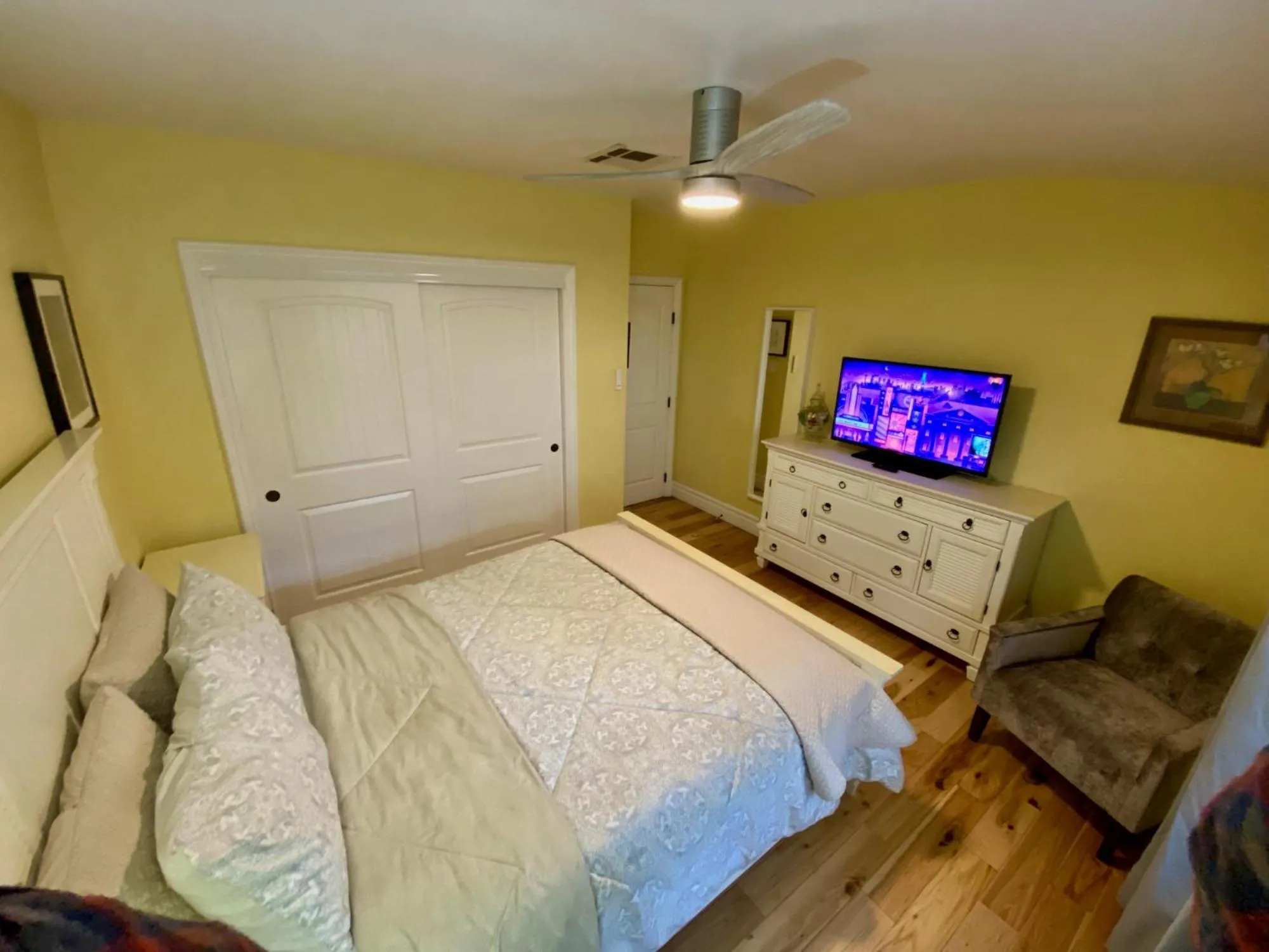 Bed in Newer Ranch with Pool and Hot Tub near the Strip and Freemont street.
