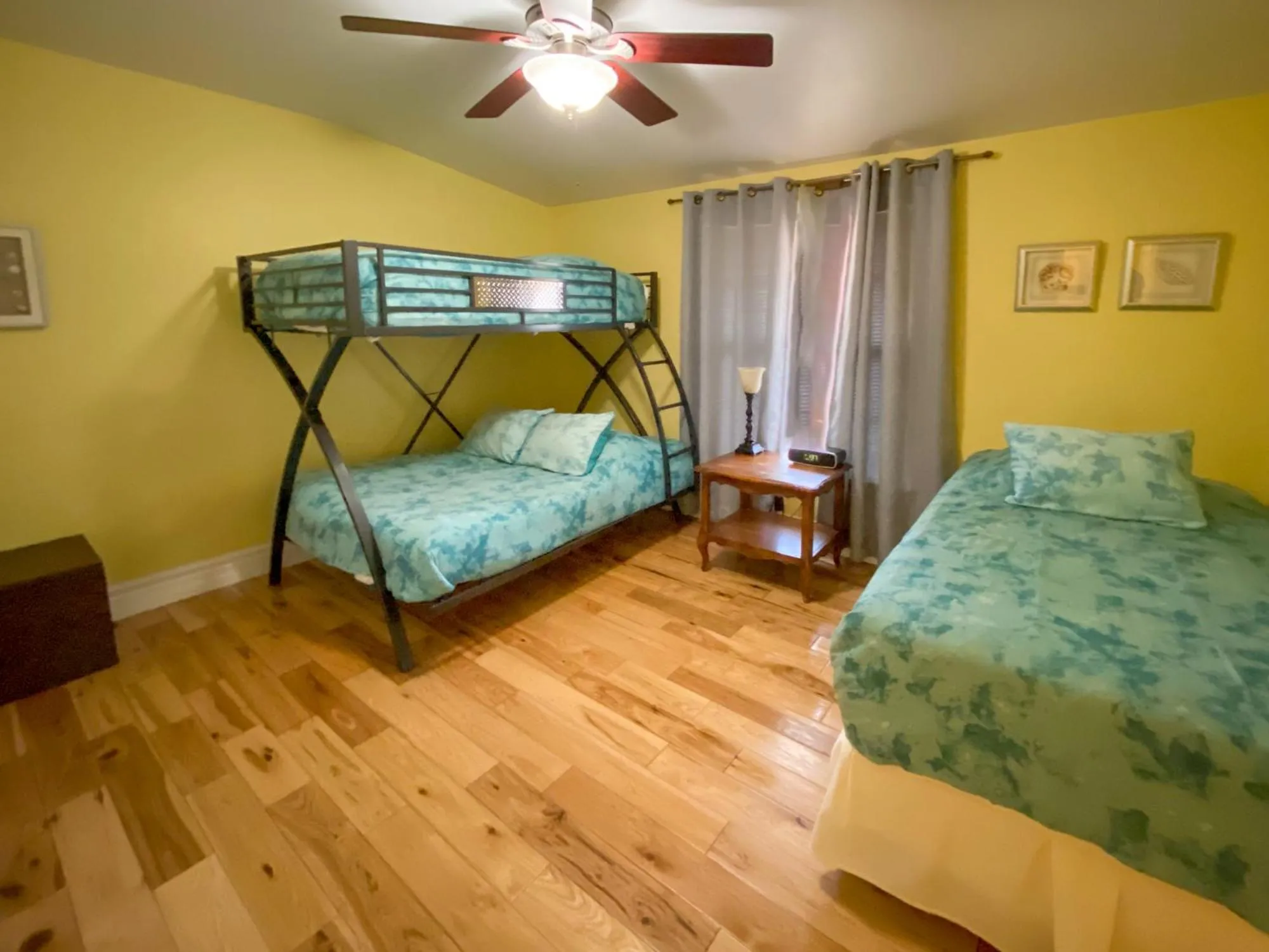 Bed in Newer Ranch with Pool and Hot Tub near the Strip and Freemont street.