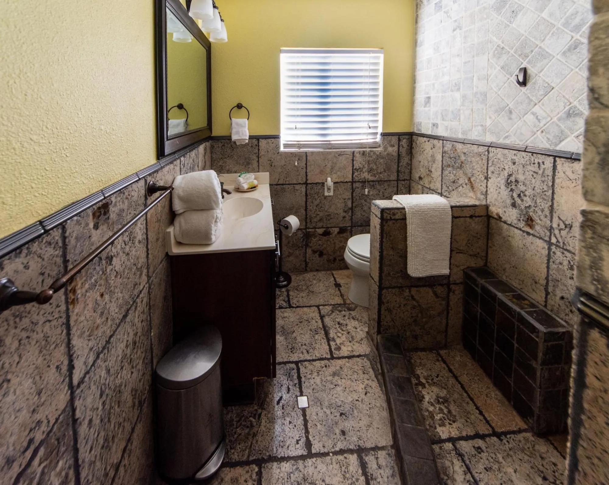 Newer Ranch with Pool and Hot Tub near the Strip and Freemont street.