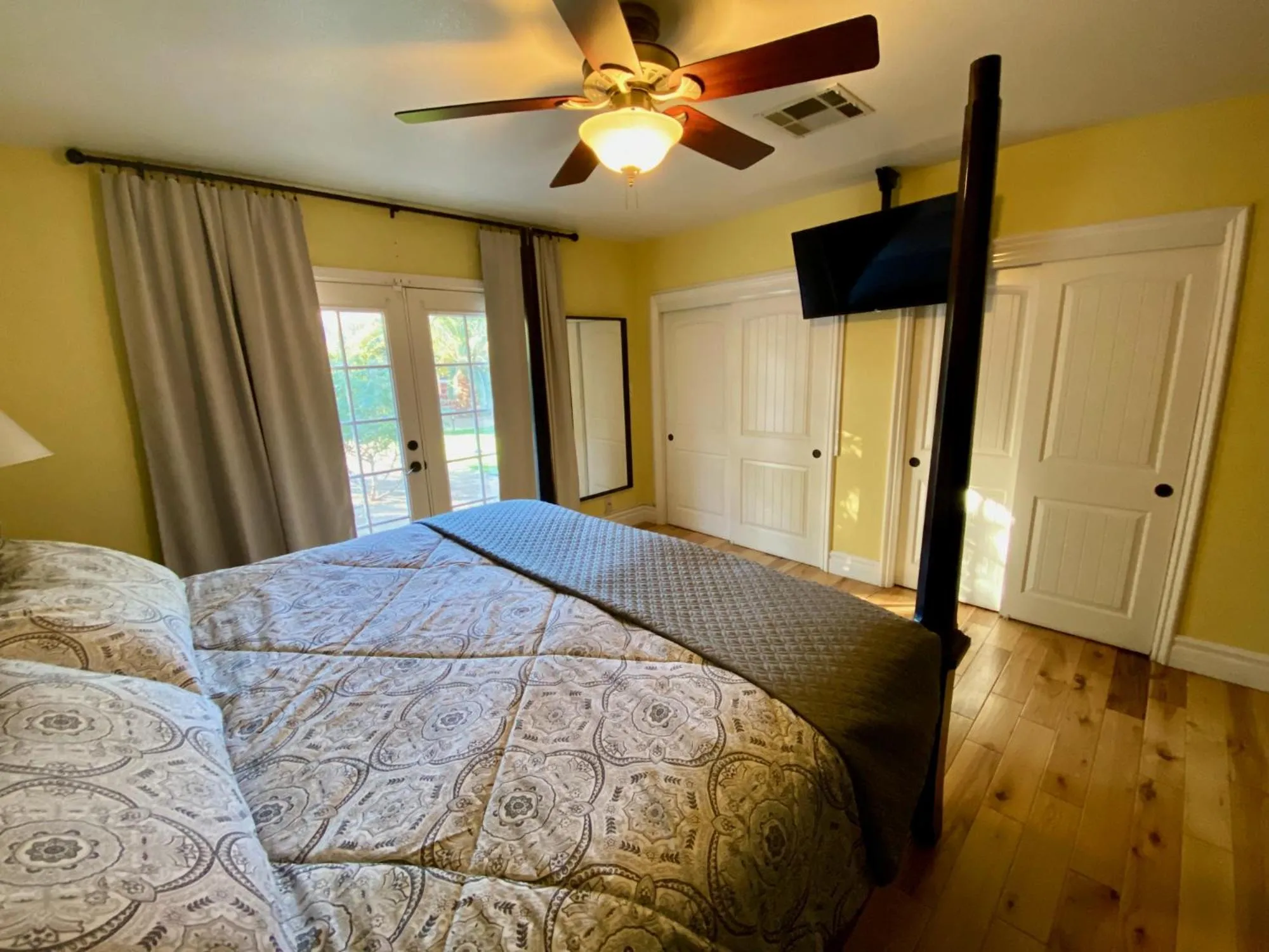 Bed in Newer Ranch with Pool and Hot Tub near the Strip and Freemont street.