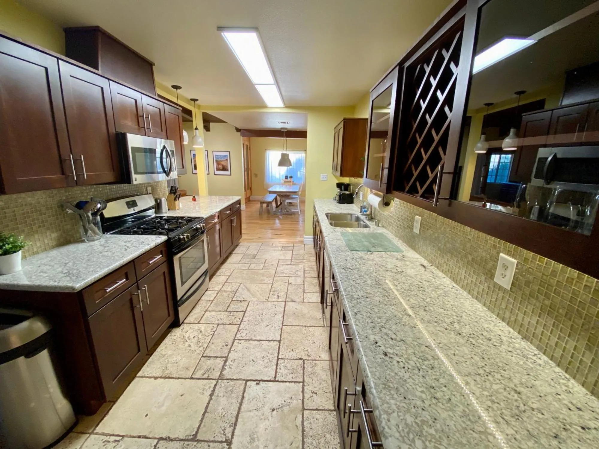 Newer Ranch with Pool and Hot Tub near the Strip and Freemont street.