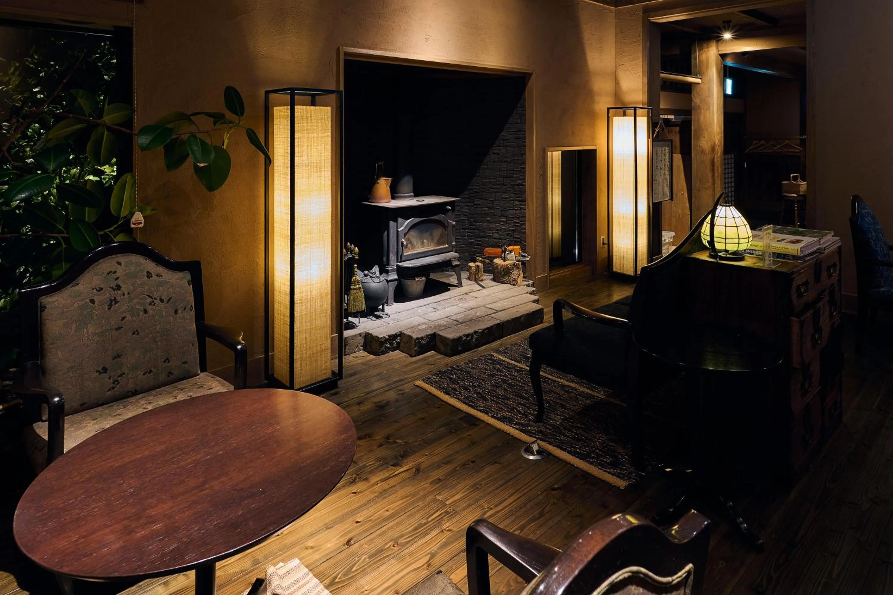 Seating area, Bed in Shinwaen