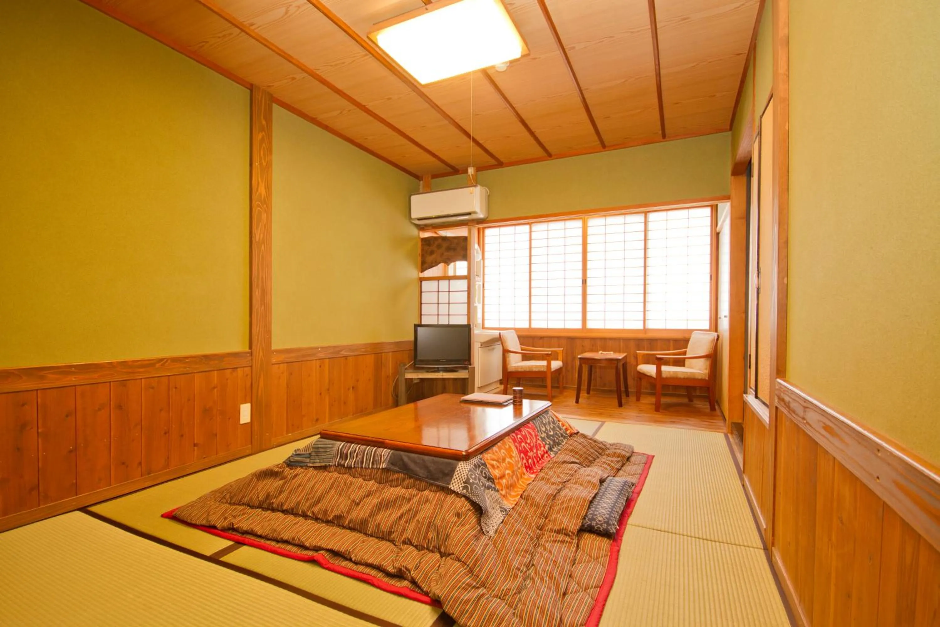 Photo of the whole room, Bed in Shinwaen
