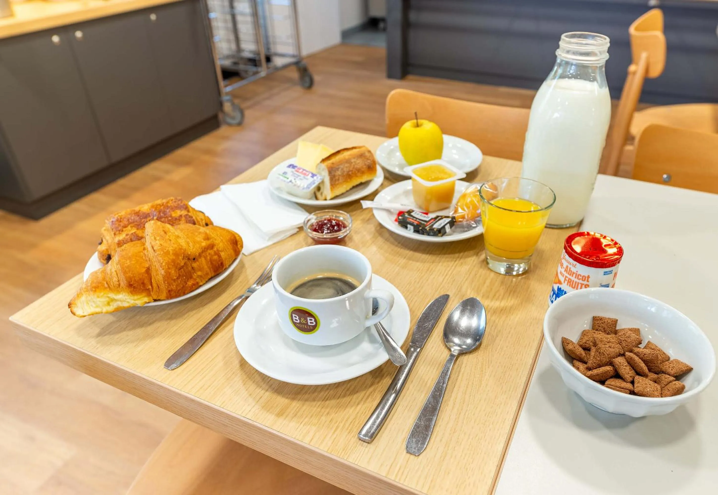 Breakfast in B&B HOTEL Nantes Aéroport