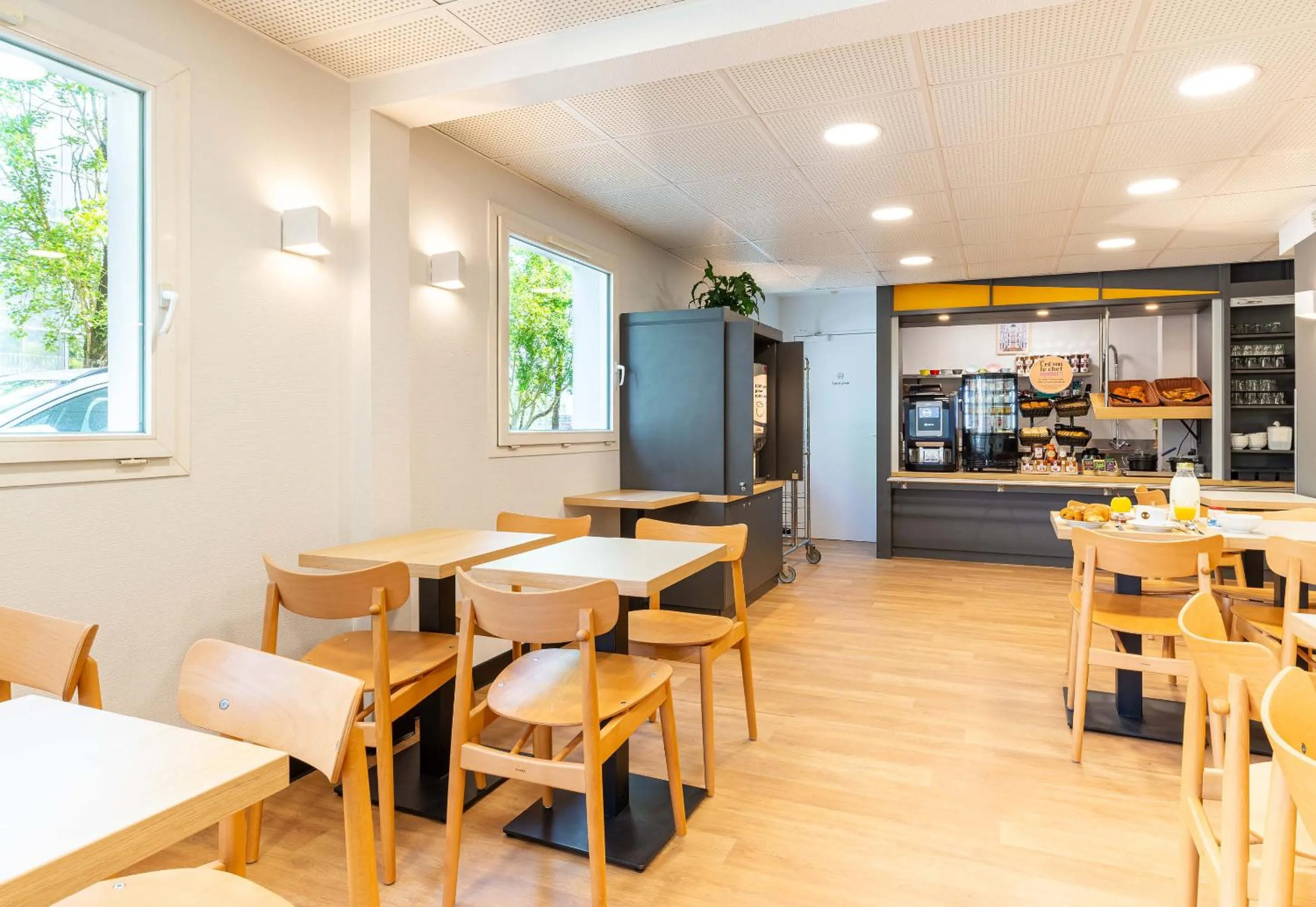 Buffet breakfast in B&B HOTEL Nantes Aéroport