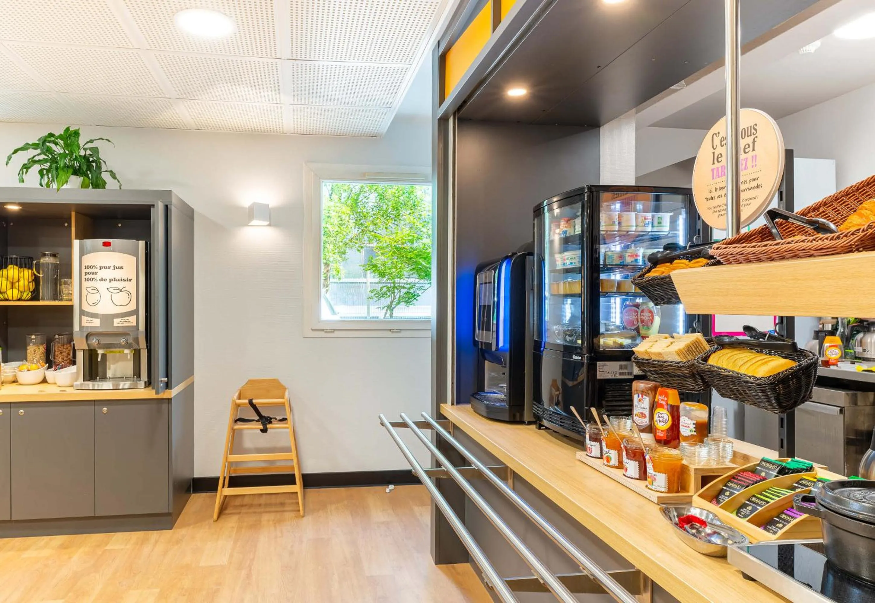 Buffet breakfast in B&B HOTEL Nantes Aéroport