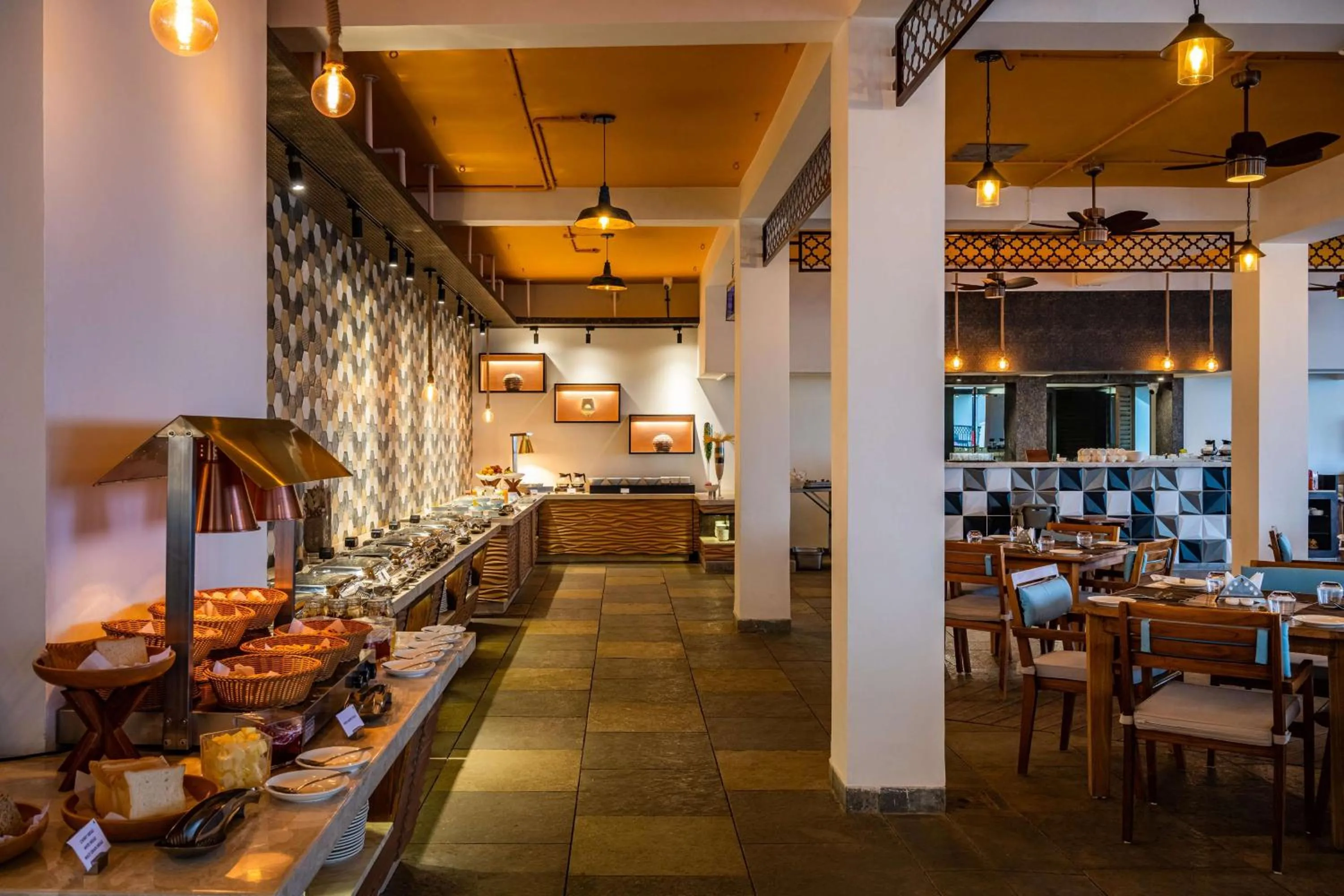 Restaurant/places to eat in Silver Waves Resort & Spa - Daman