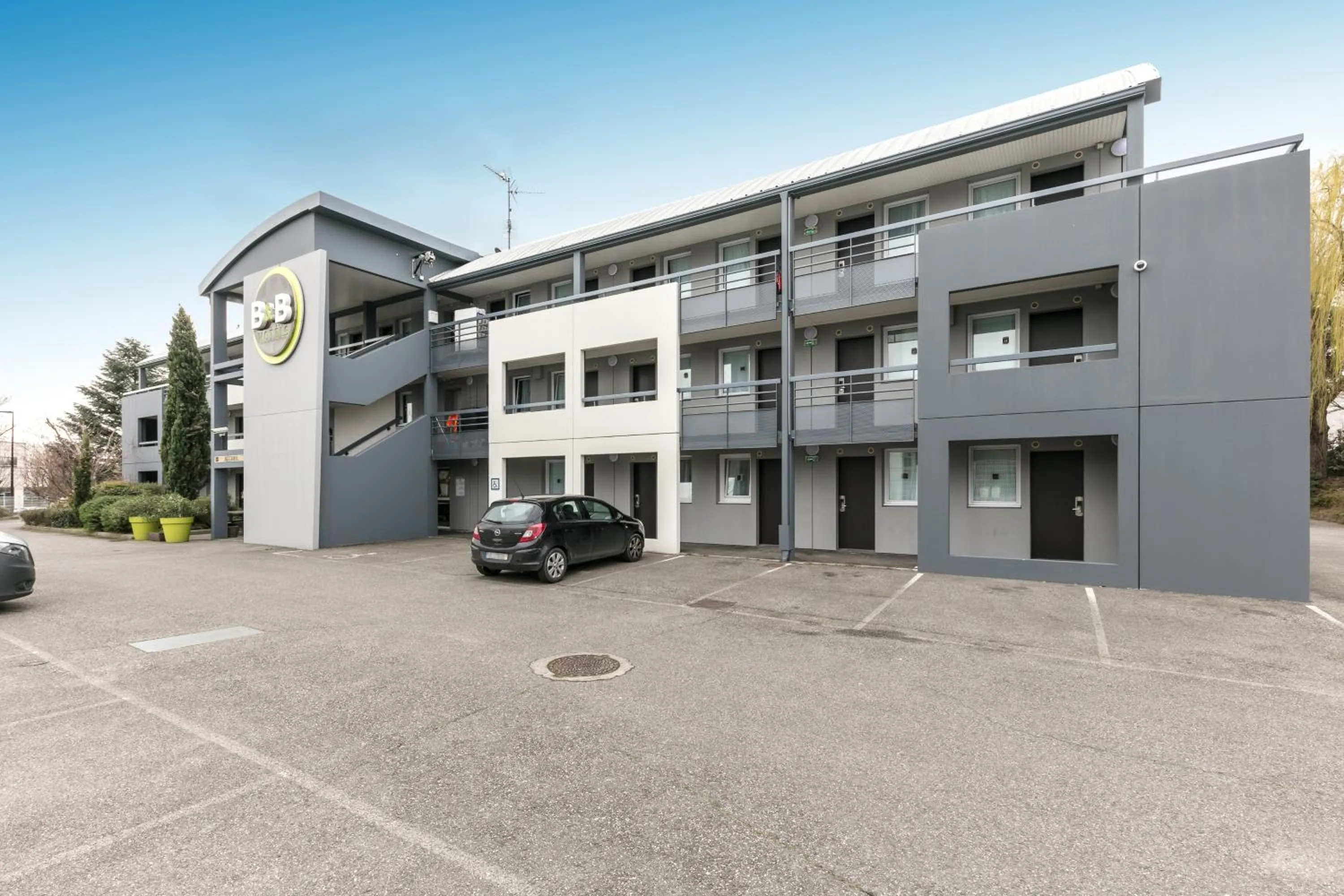 Facade/entrance in B&B HOTEL Toulouse Cité de l'Espace Mouchotte