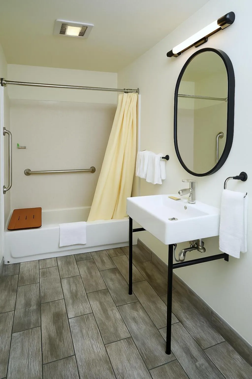 Bathroom, Bed in The Woodrose- NEWLY RENOVATED