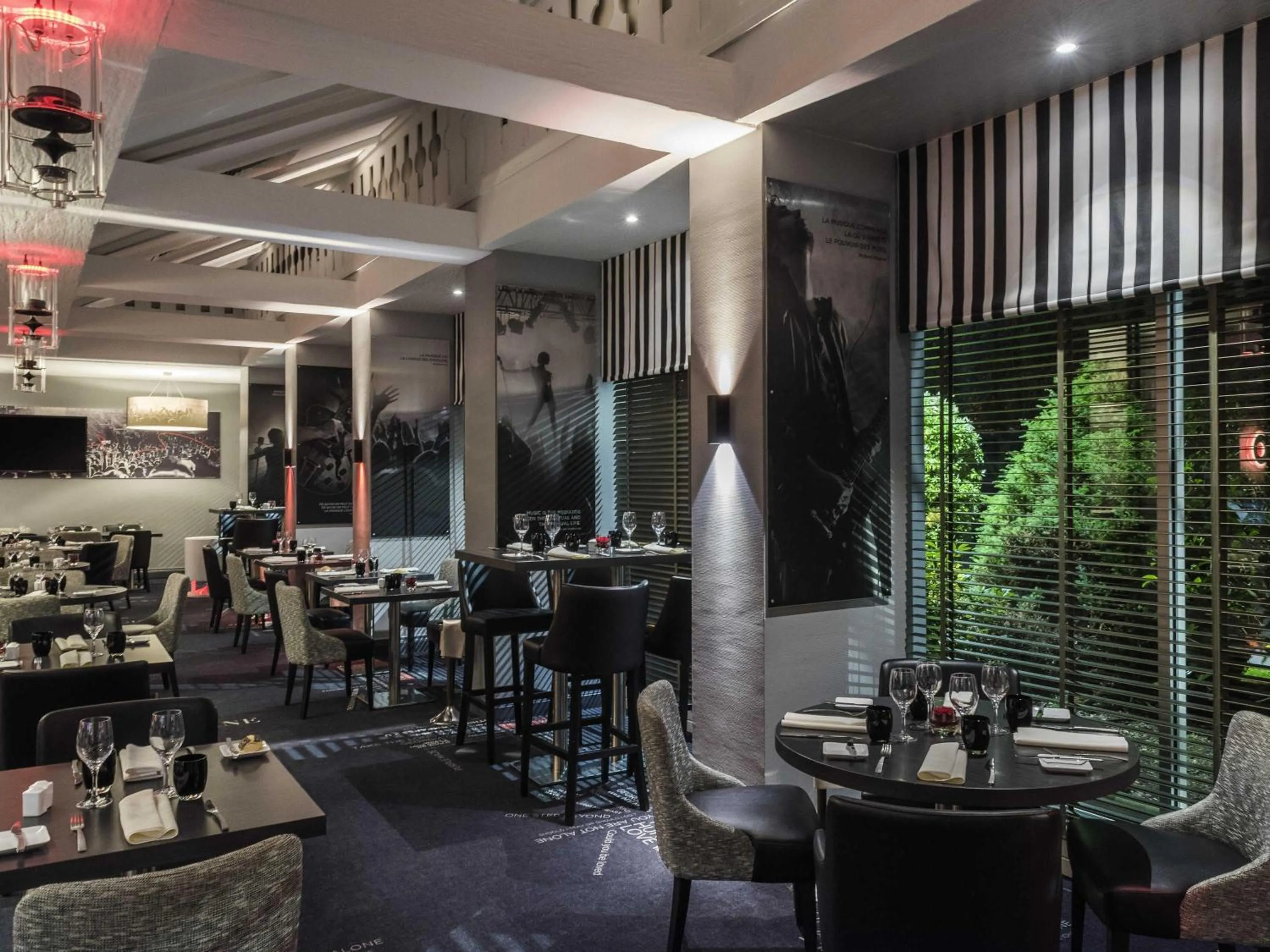 Restaurant/places to eat in Mercure Paris Velizy