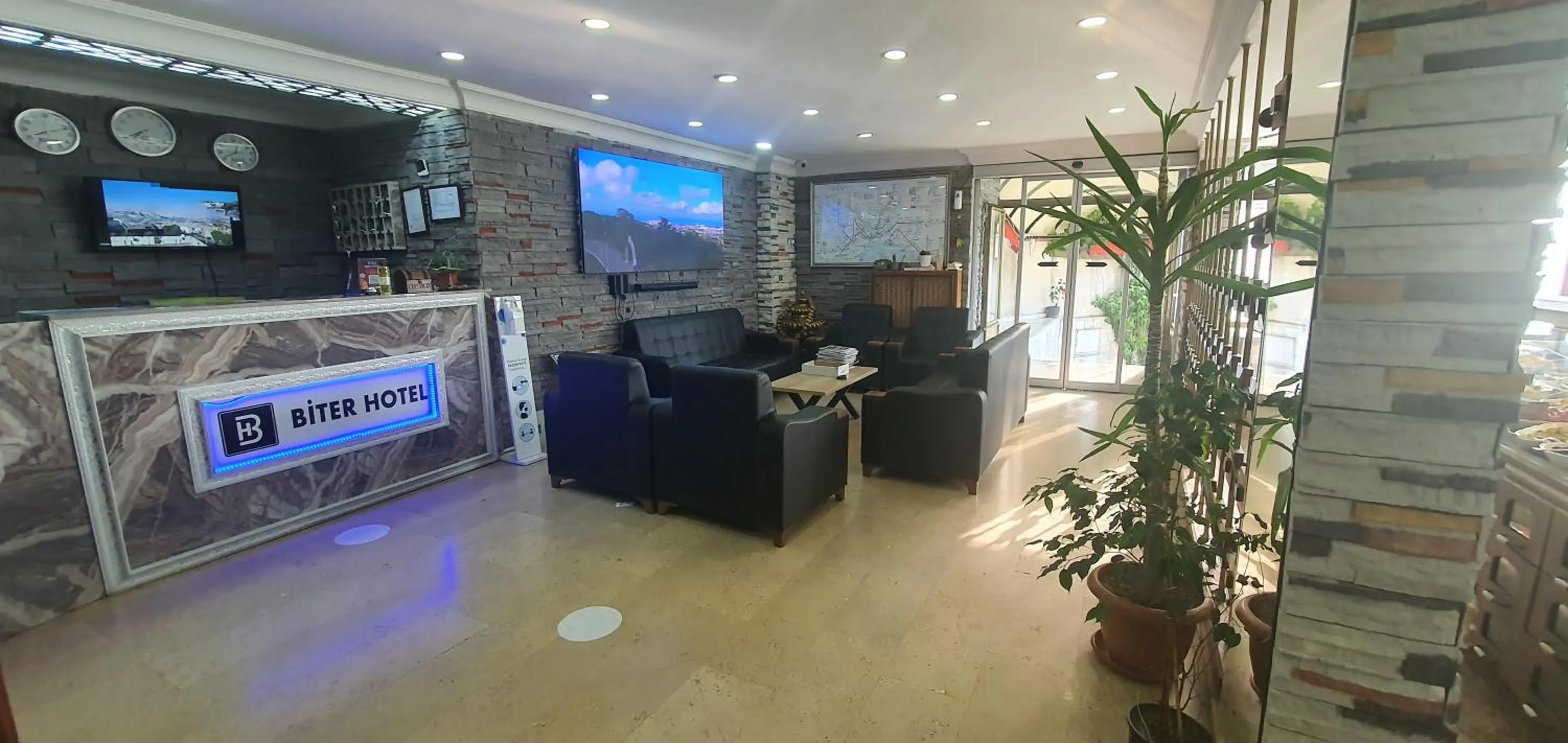 Communal lounge/ TV room in Biter Hotel