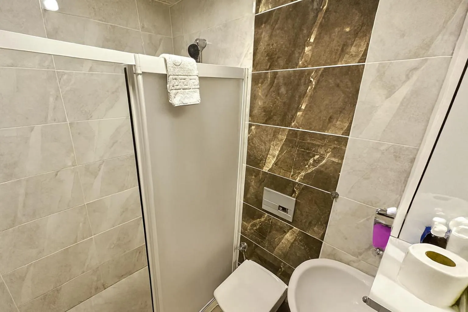 Shower in Biter Hotel