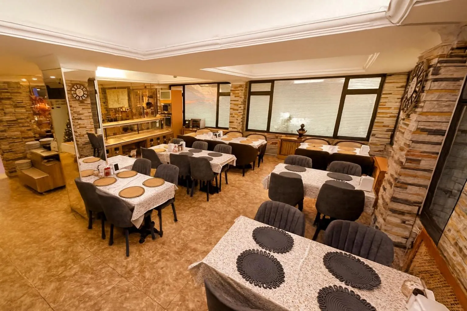 Restaurant/places to eat in Biter Hotel