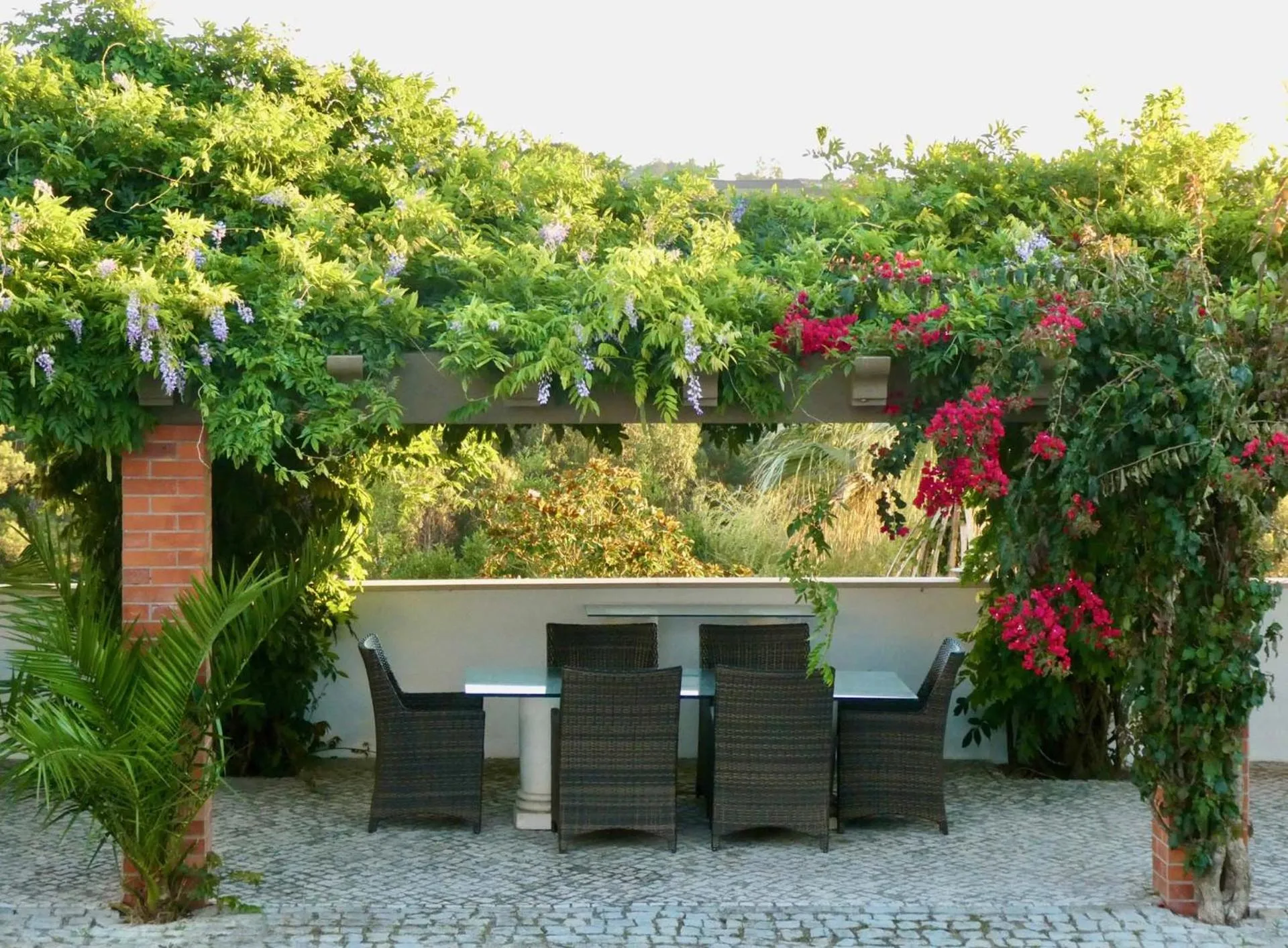 Garden in Vida-Vi, Country House and B&B