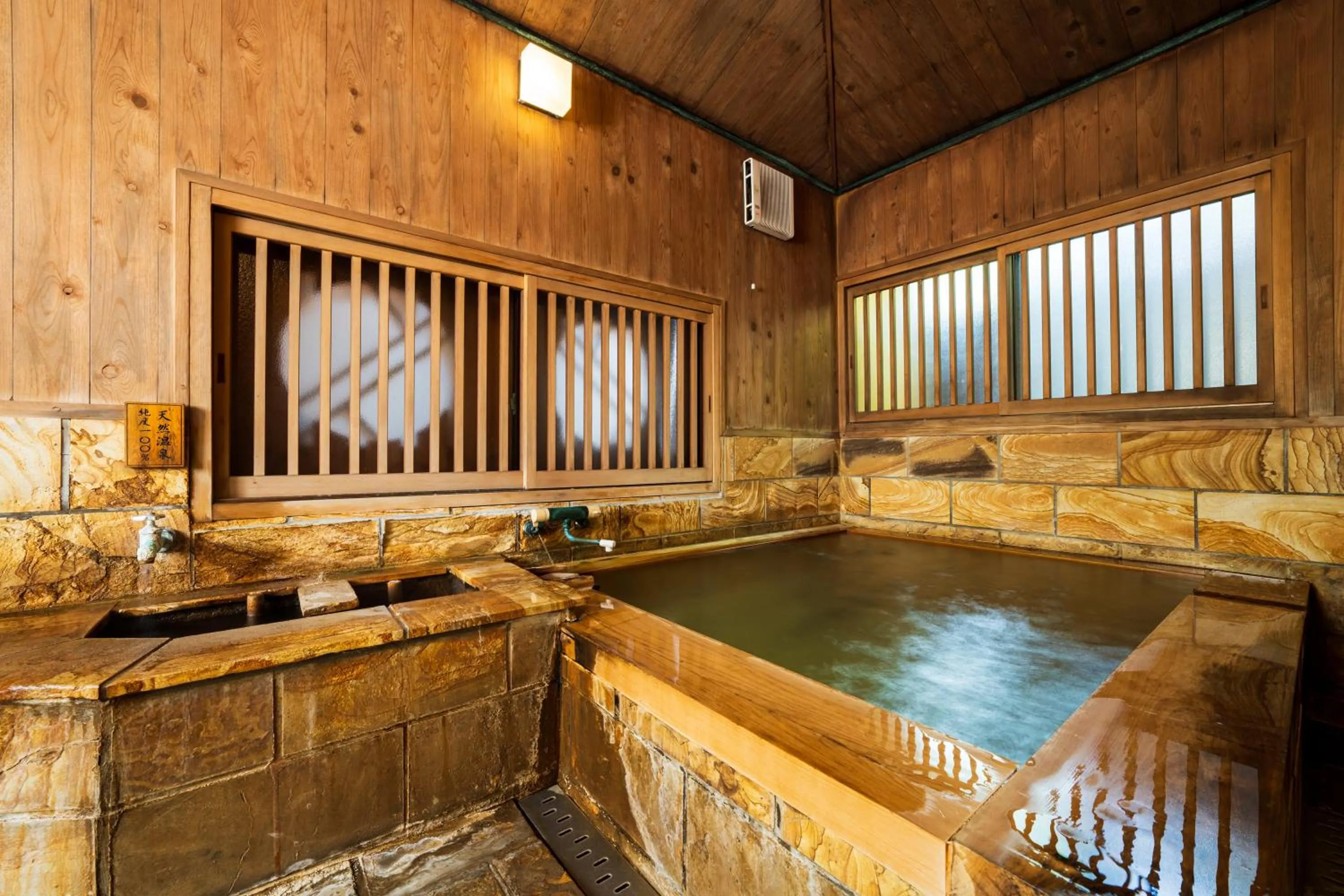 Hot Tub in Kappo Ryokan Yumesaki