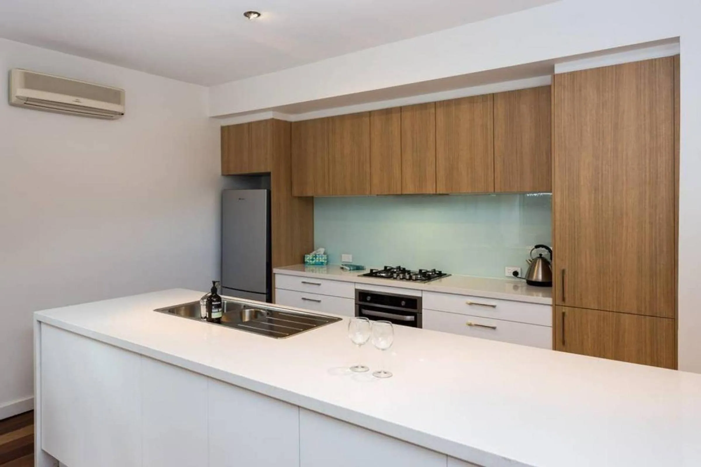 Kitchen or kitchenette in Bradman Modern Style a Walk to MCG, Swan St, CBD