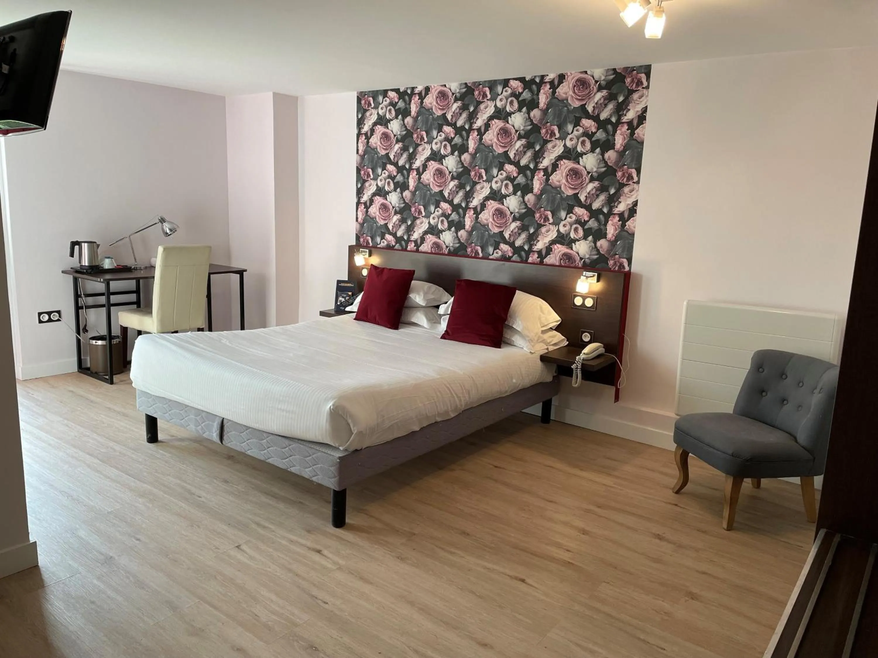 View (from property/room), Bed in Eden Park Hotel Restaurant