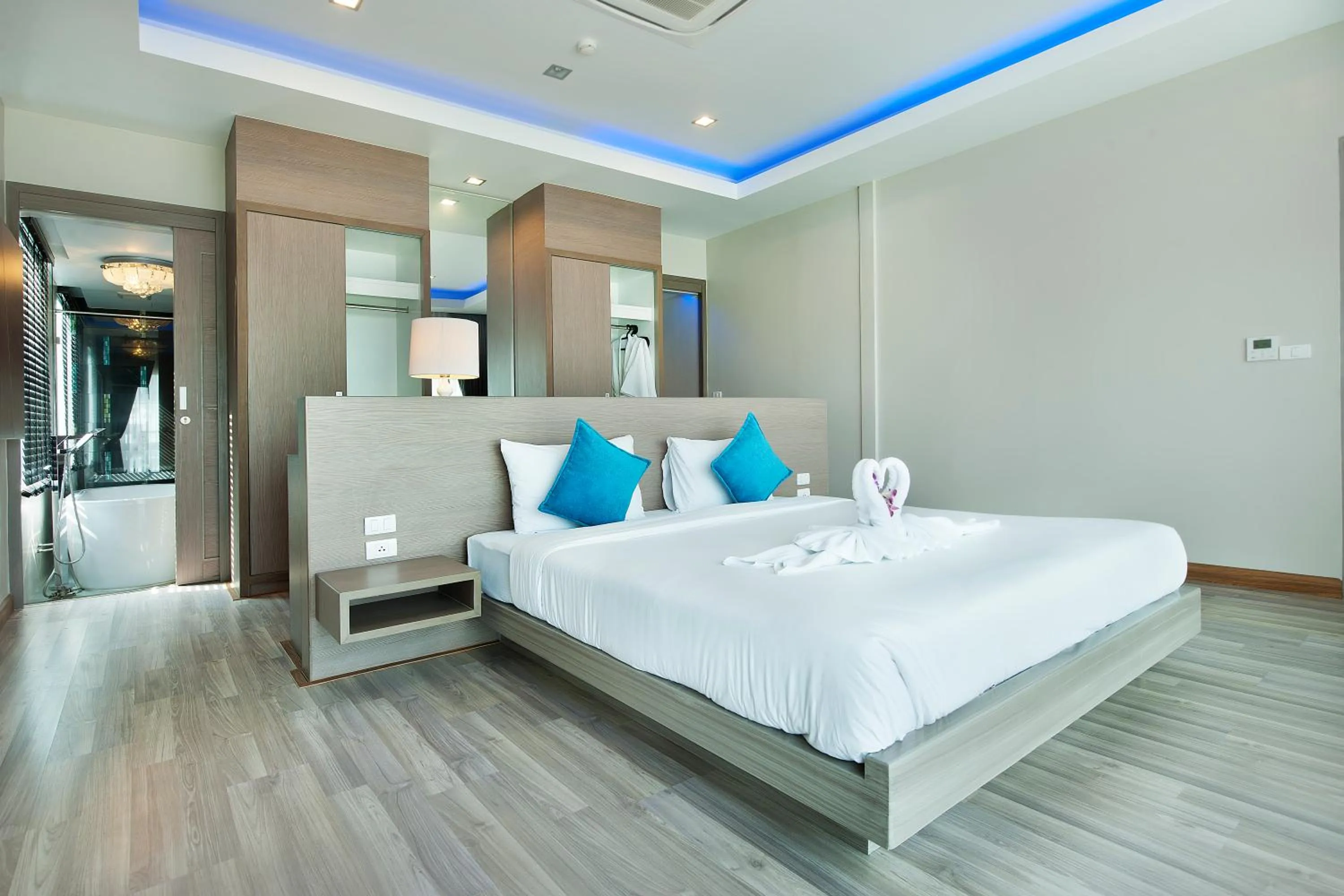 Photo of the whole room, Bed in Ratana Platinum Resort Kamala