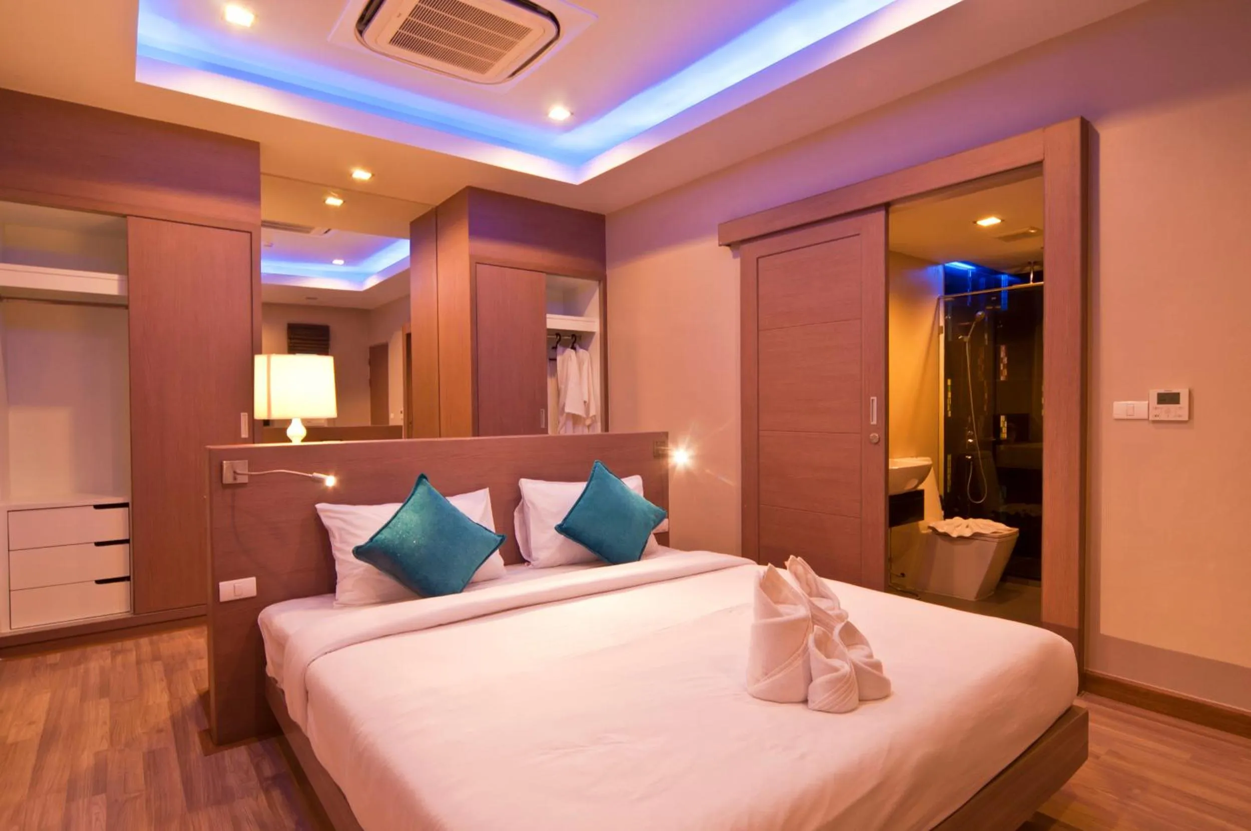 Bedroom, Bed in Ratana Platinum Resort Kamala