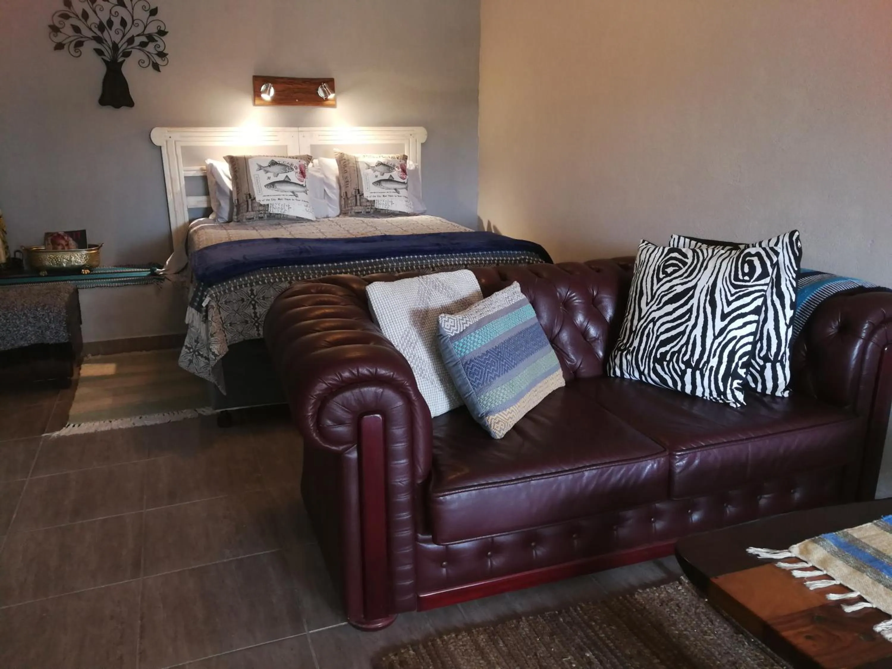 Seating area, Bed in Meerkat Manor