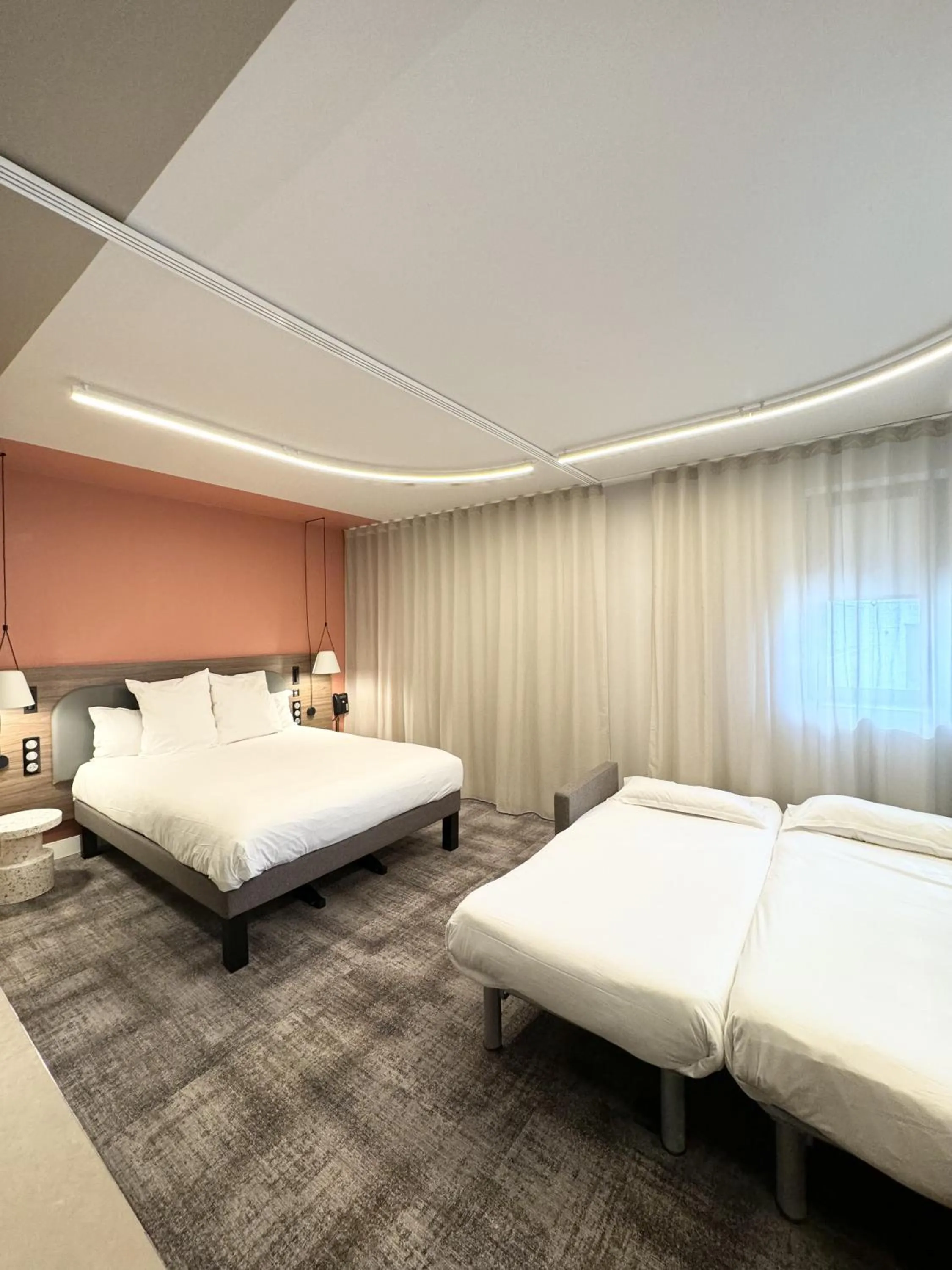 Bed in Novotel Suites Rouen Normandie