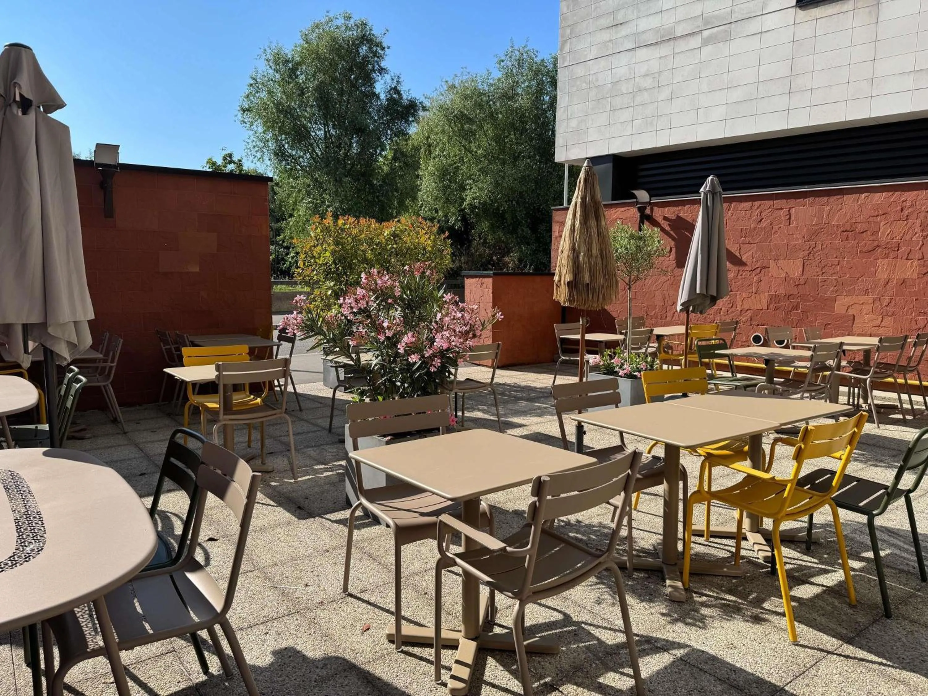 Lounge or bar in Novotel Suites Rouen Normandie