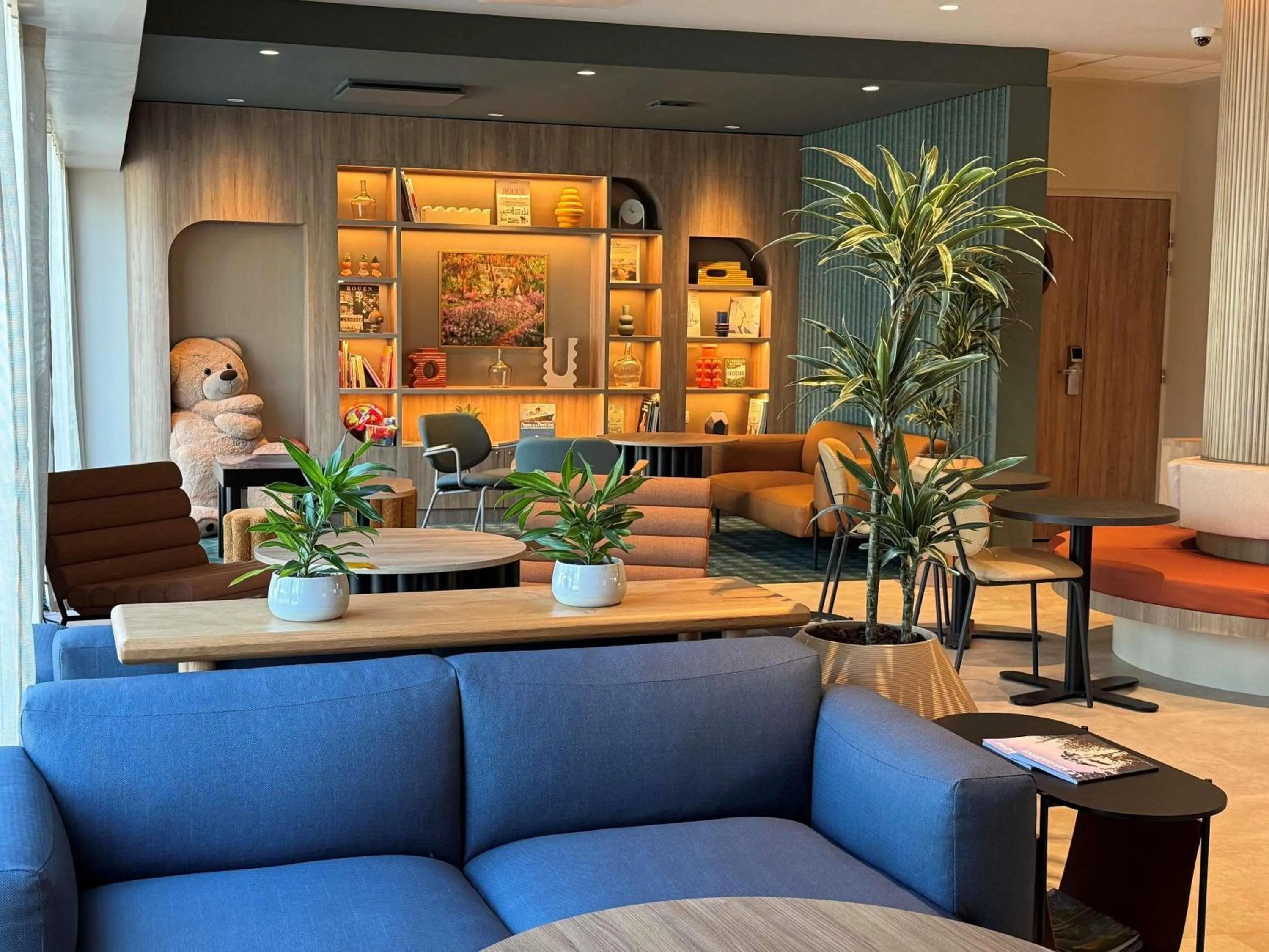 Lounge or bar in Novotel Suites Rouen Normandie