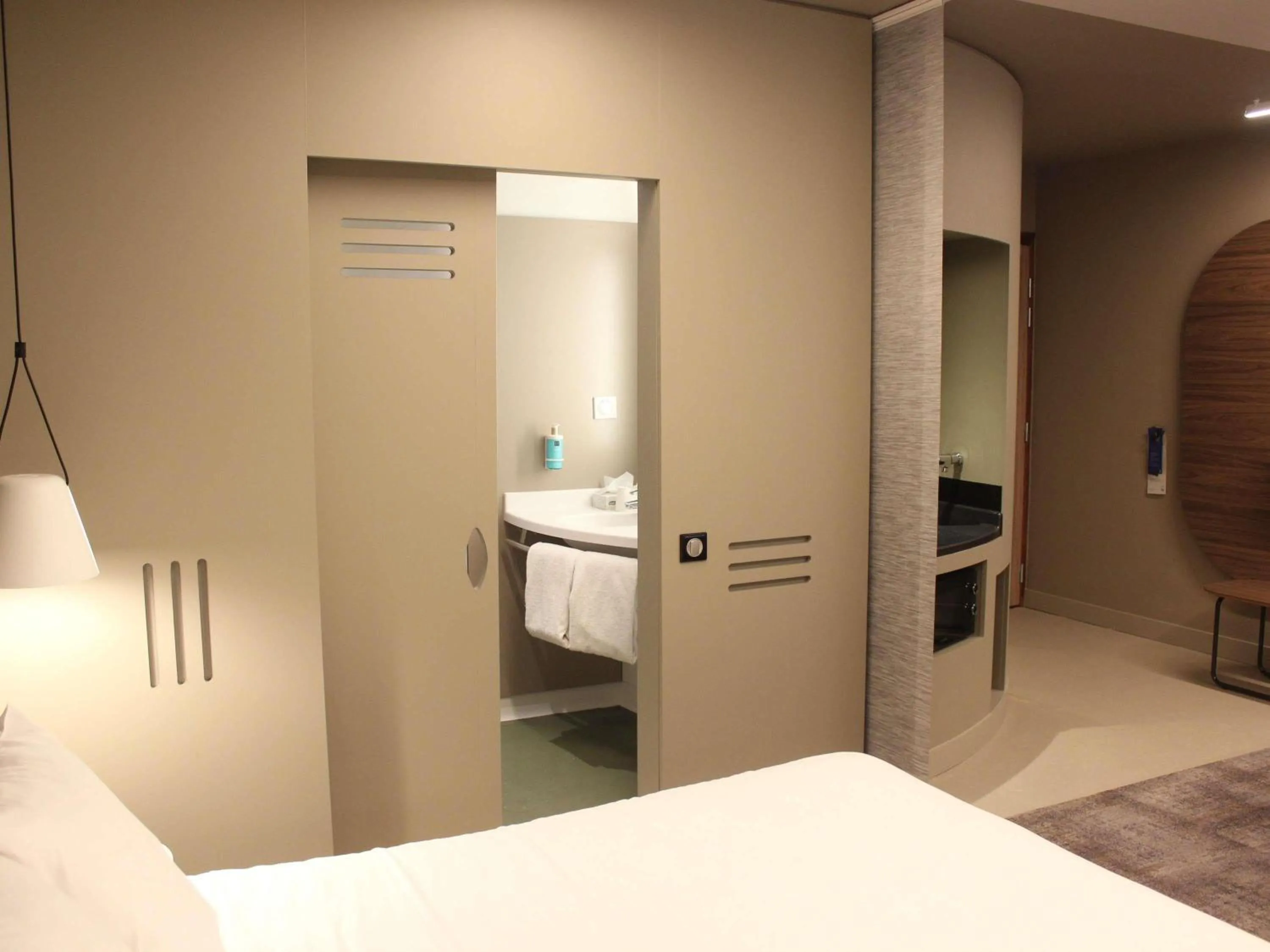 Bathroom, Bed in Novotel Suites Rouen Normandie