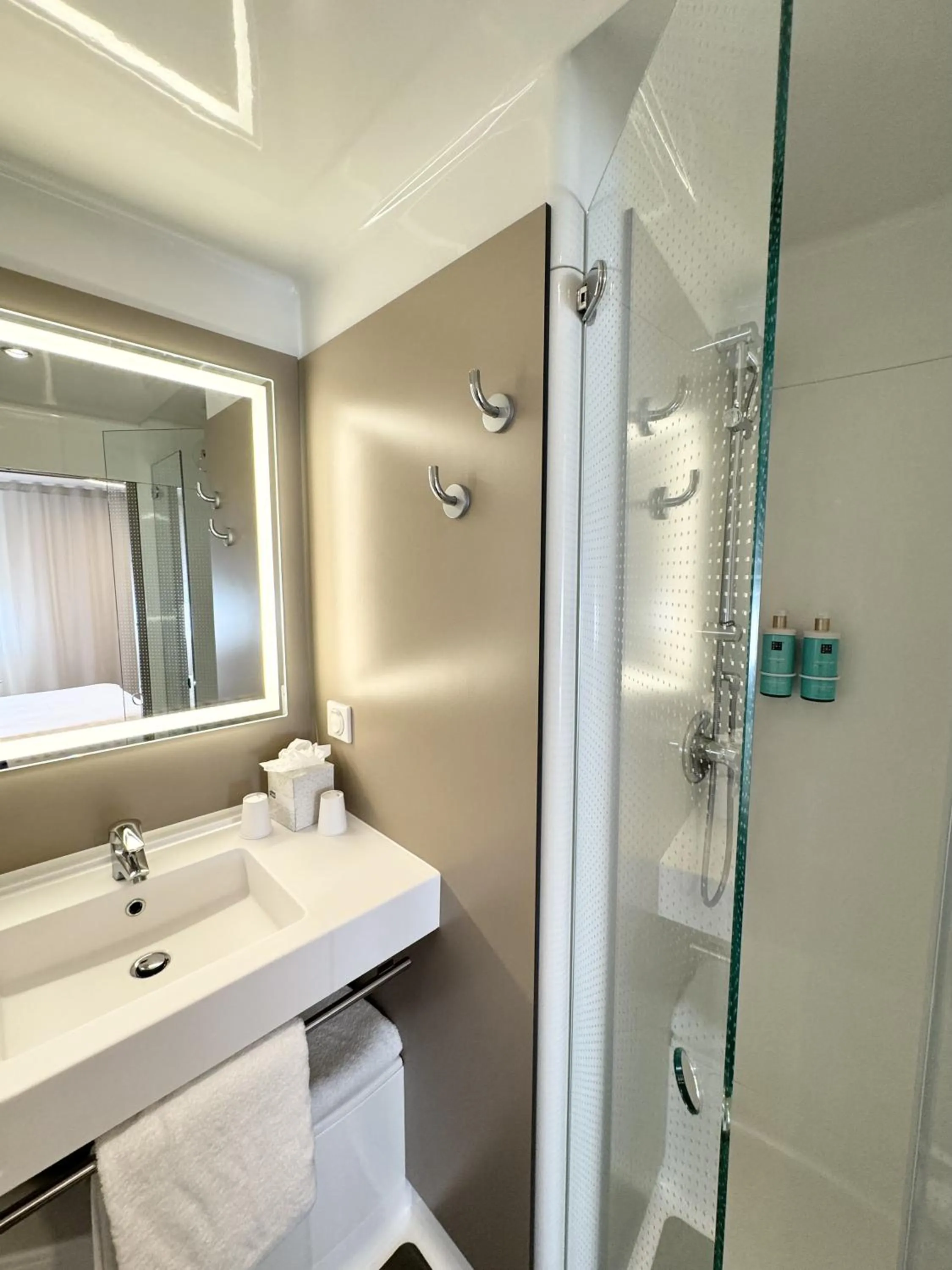 Shower in Novotel Suites Rouen Normandie