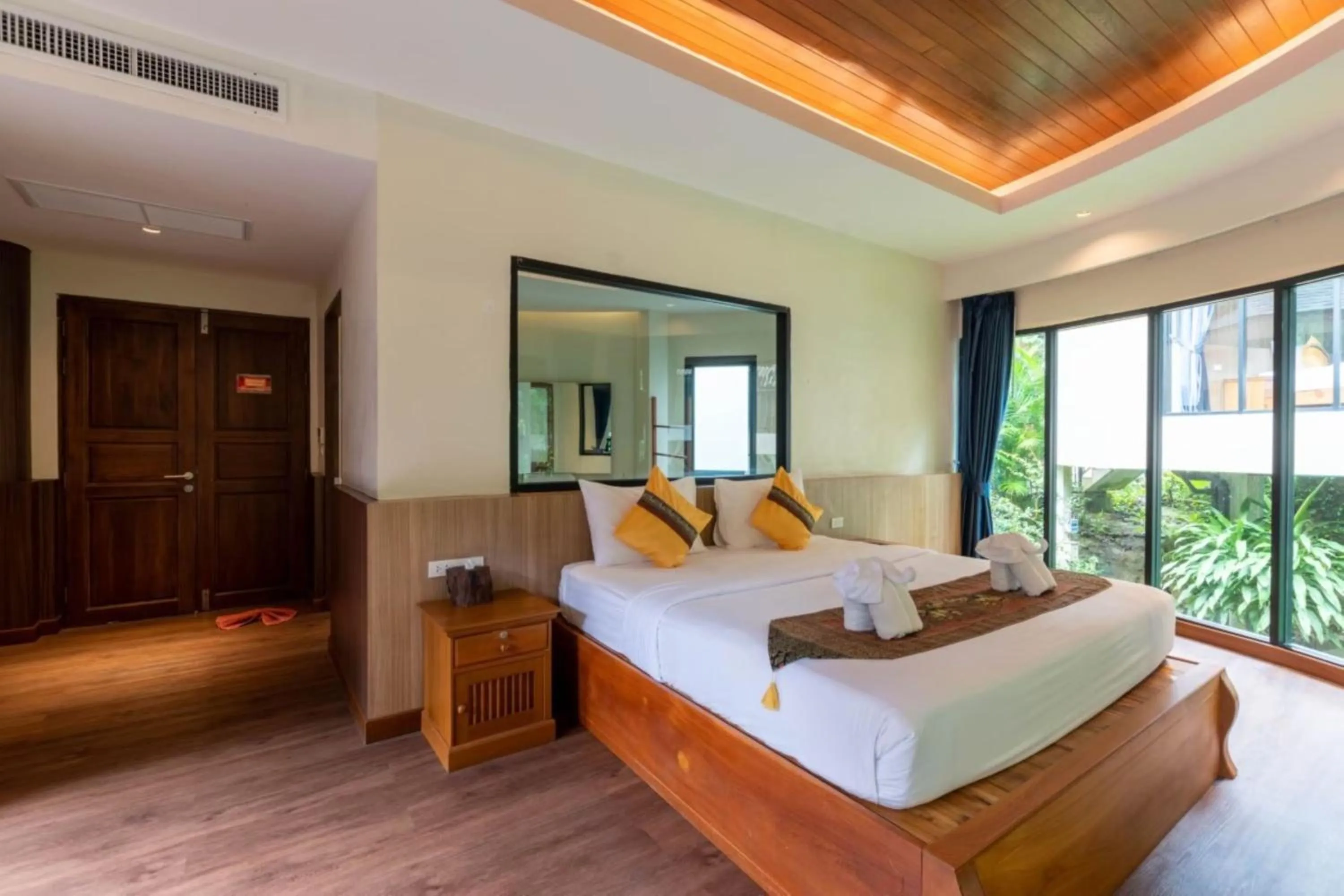 Bed in Rock and Tree House Resort