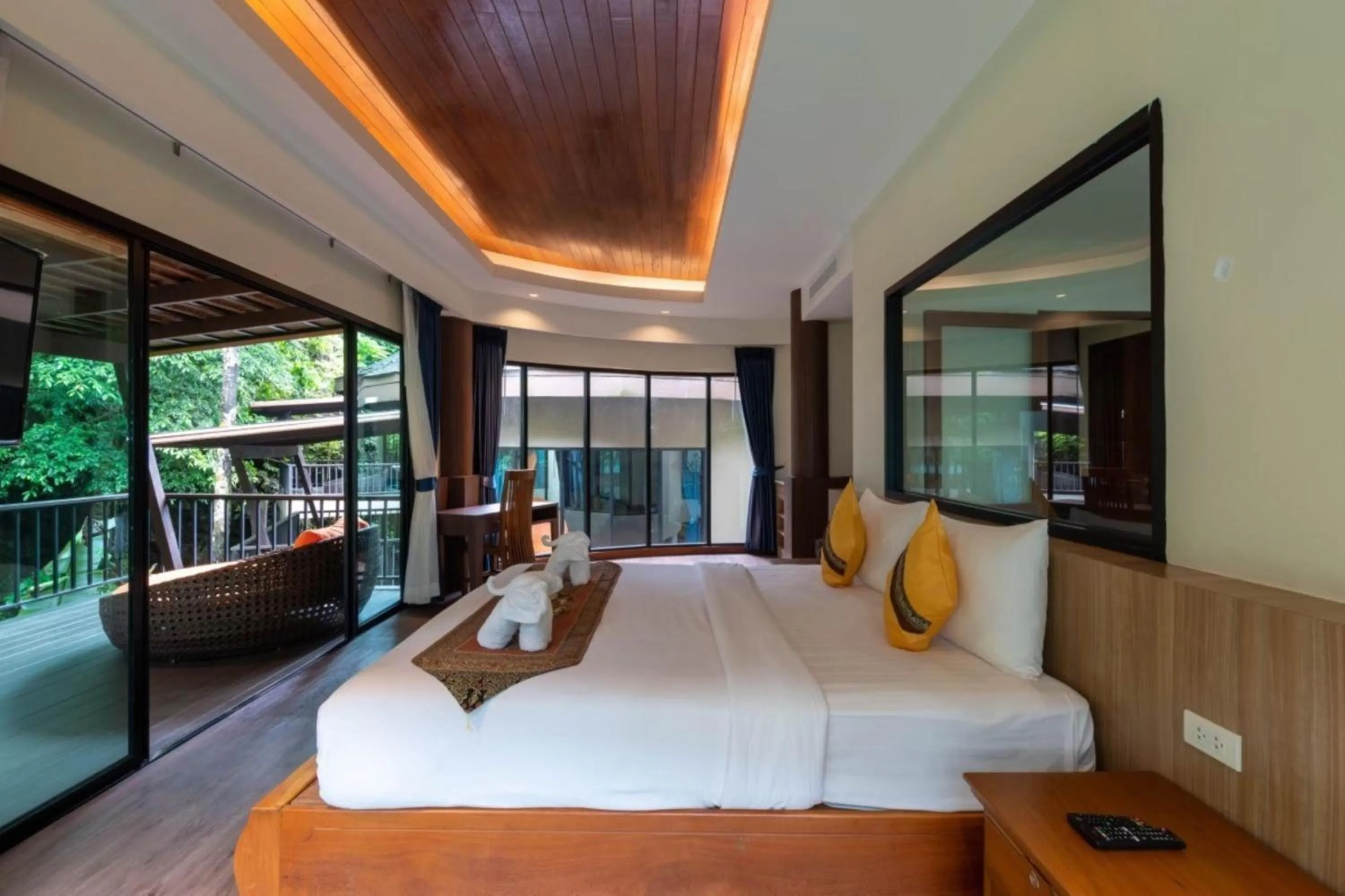 Bed in Rock and Tree House Resort