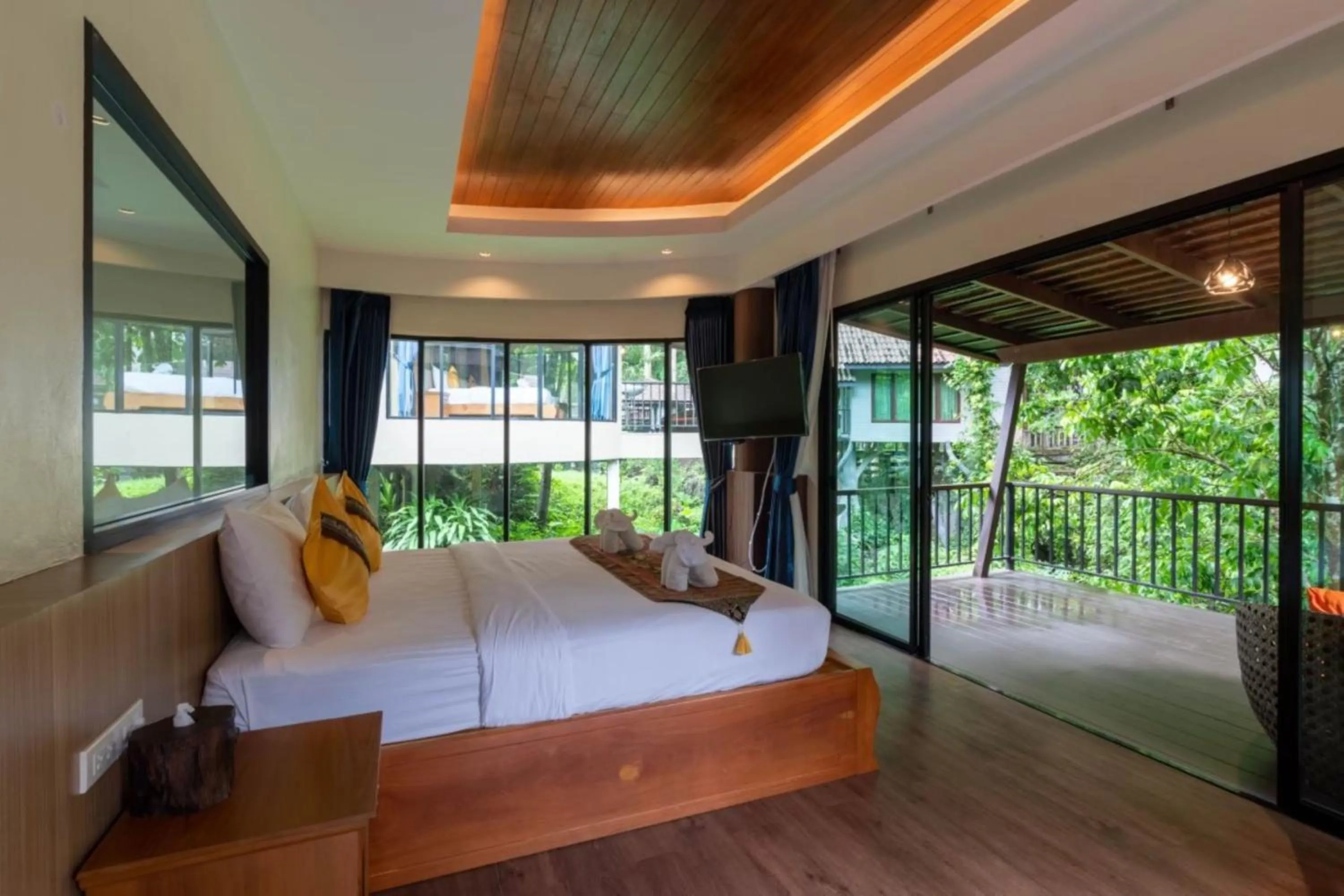 TV and multimedia, Bed in Rock and Tree House Resort