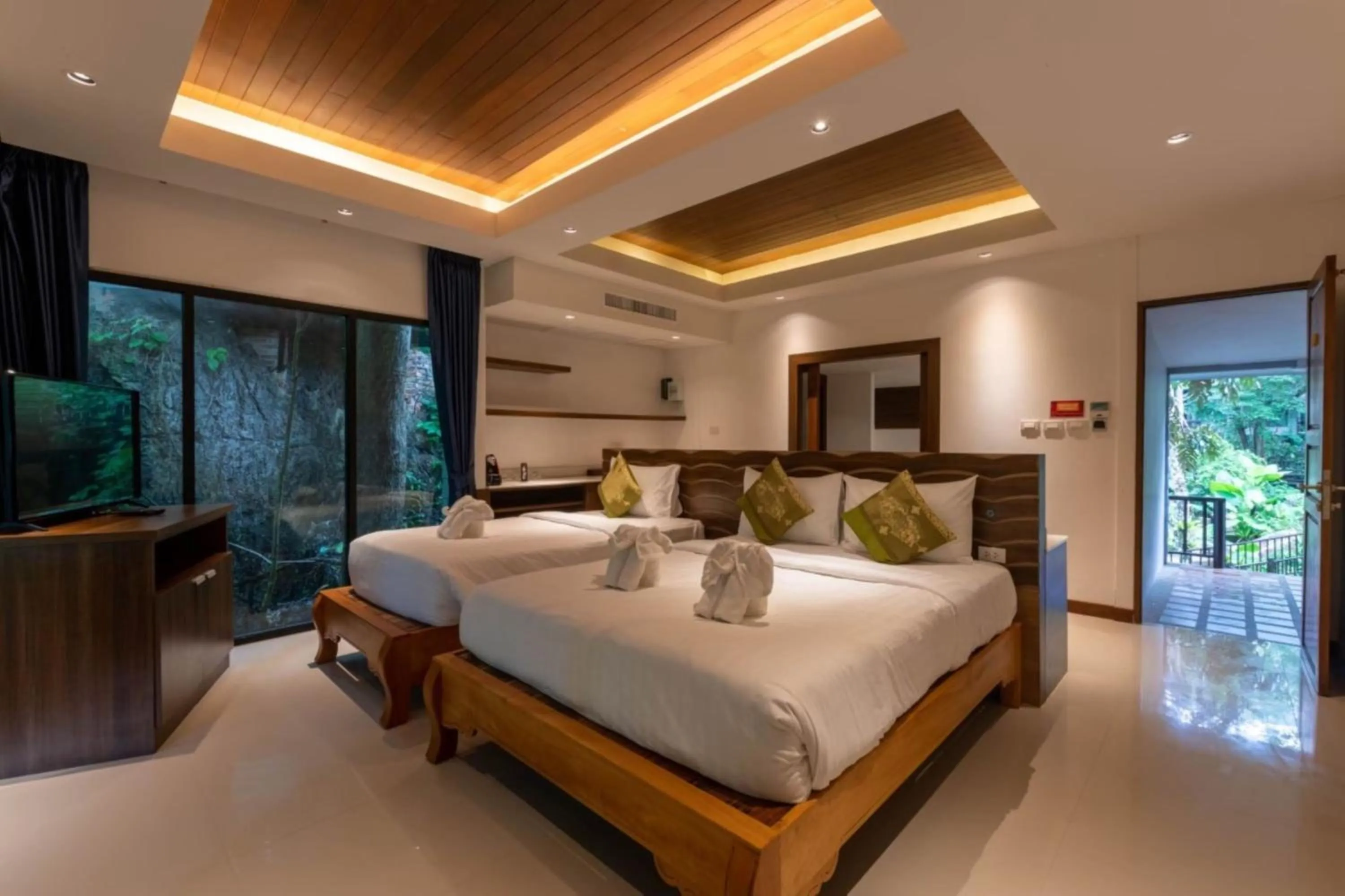 Bed in Rock and Tree House Resort