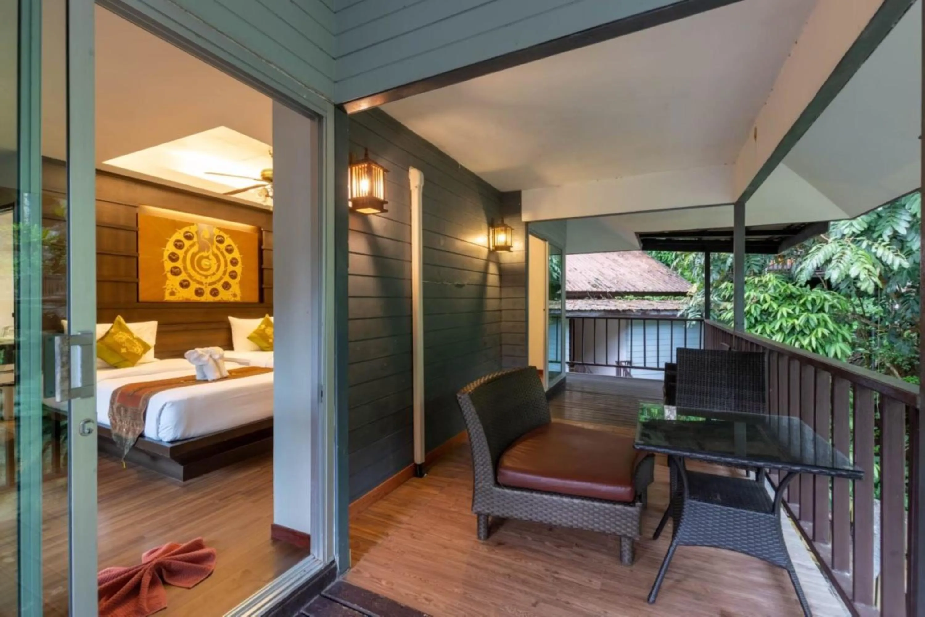 Bed in Rock and Tree House Resort