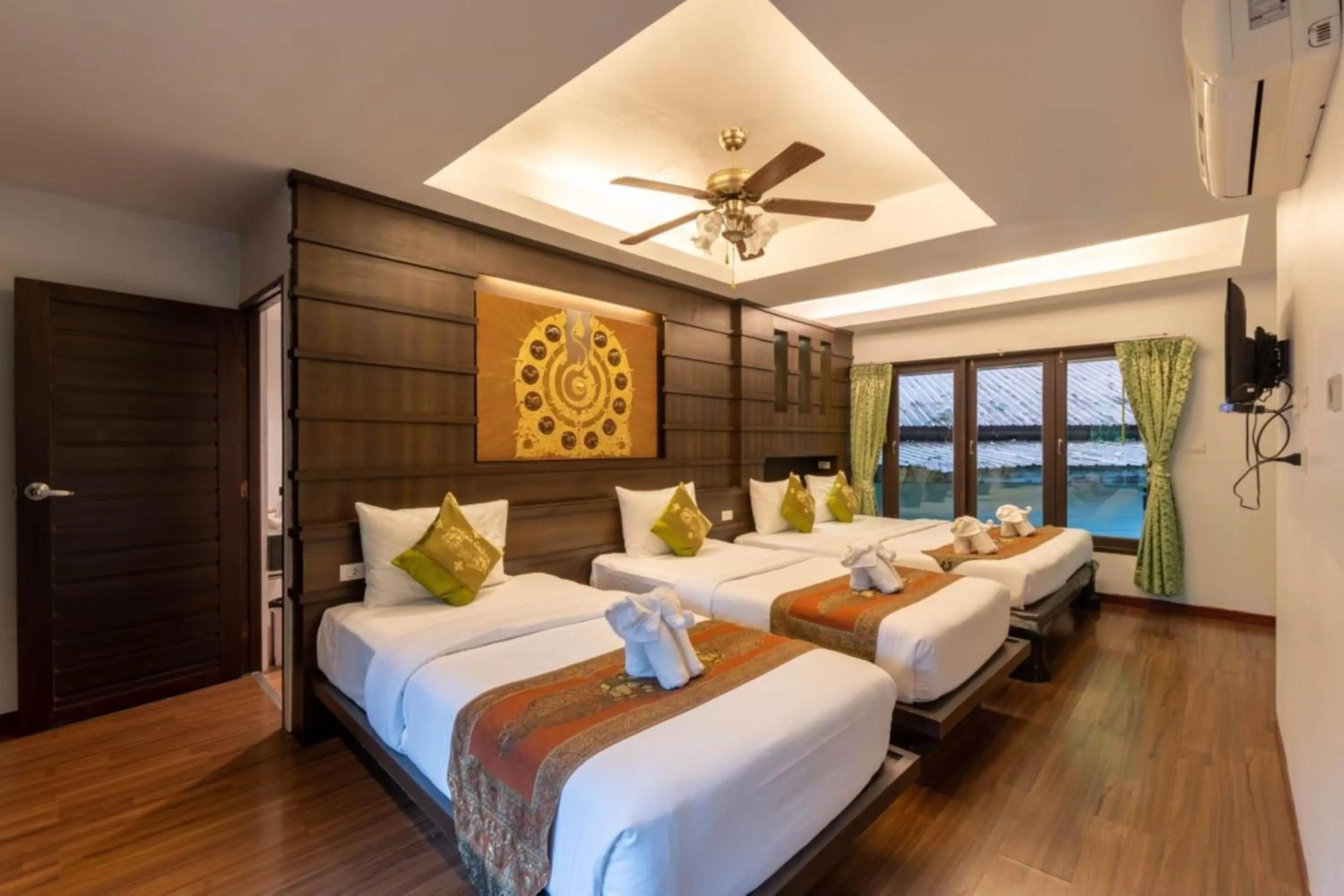 Bed in Rock and Tree House Resort