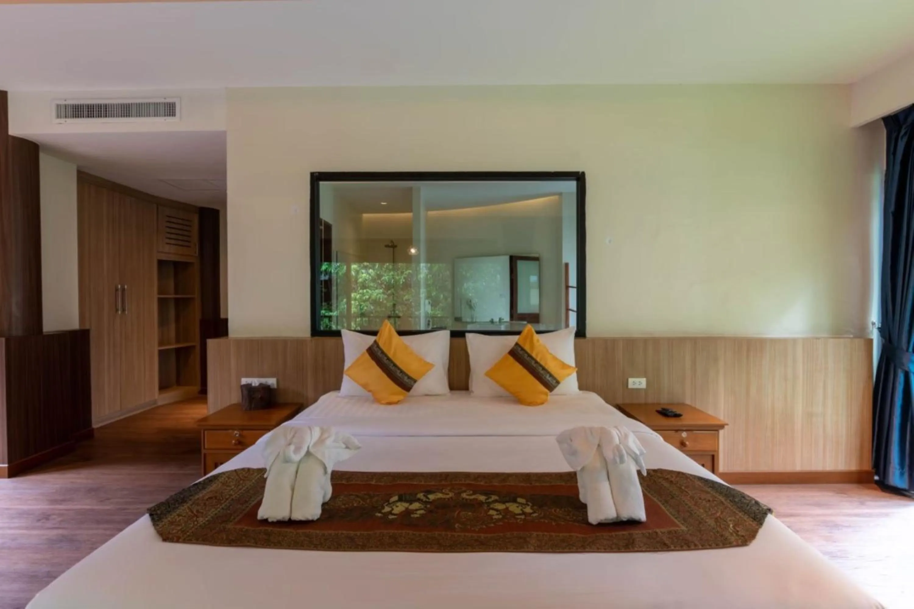 Bed in Rock and Tree House Resort