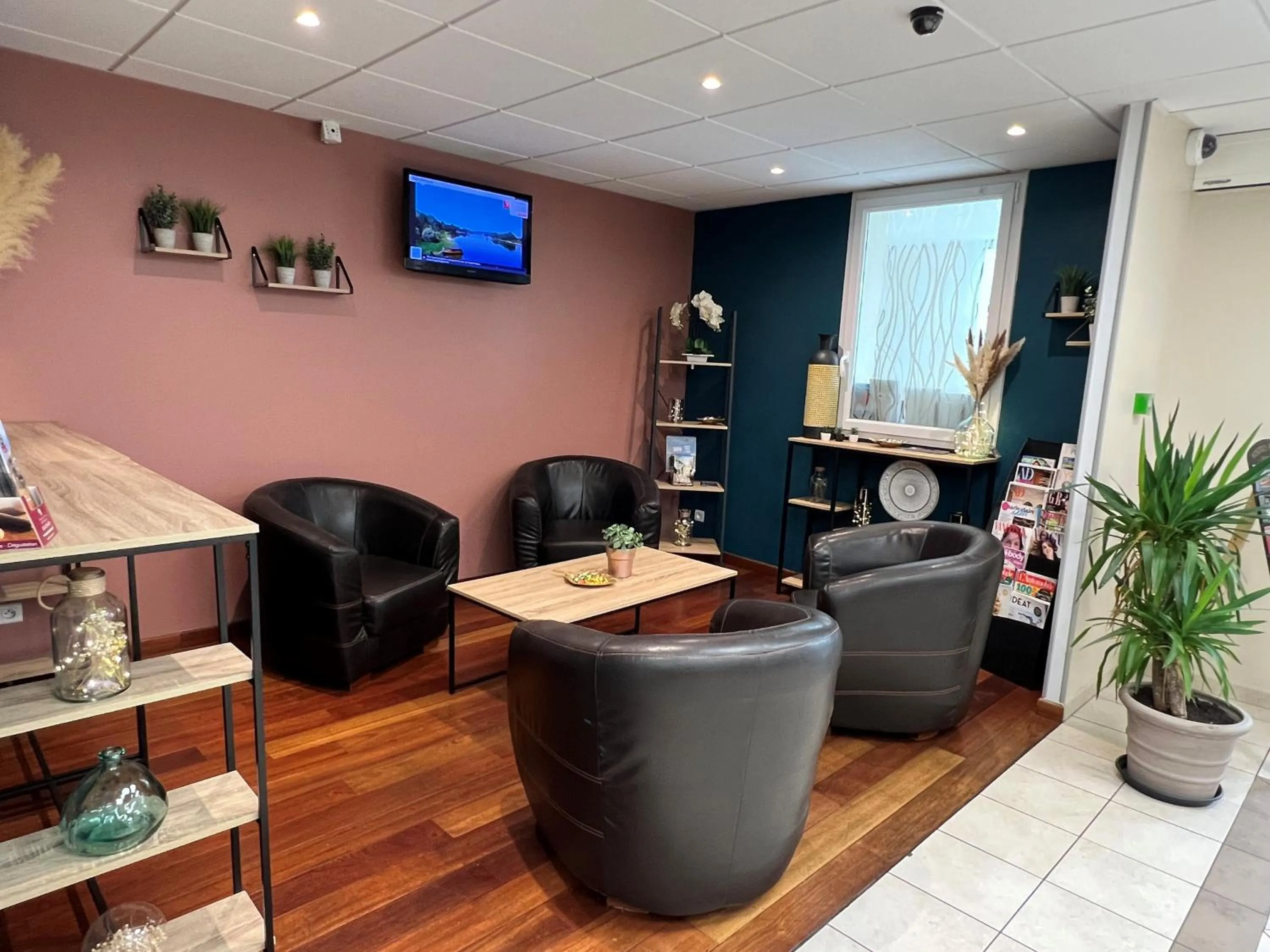 Seating area in Brit Hotel Saumur