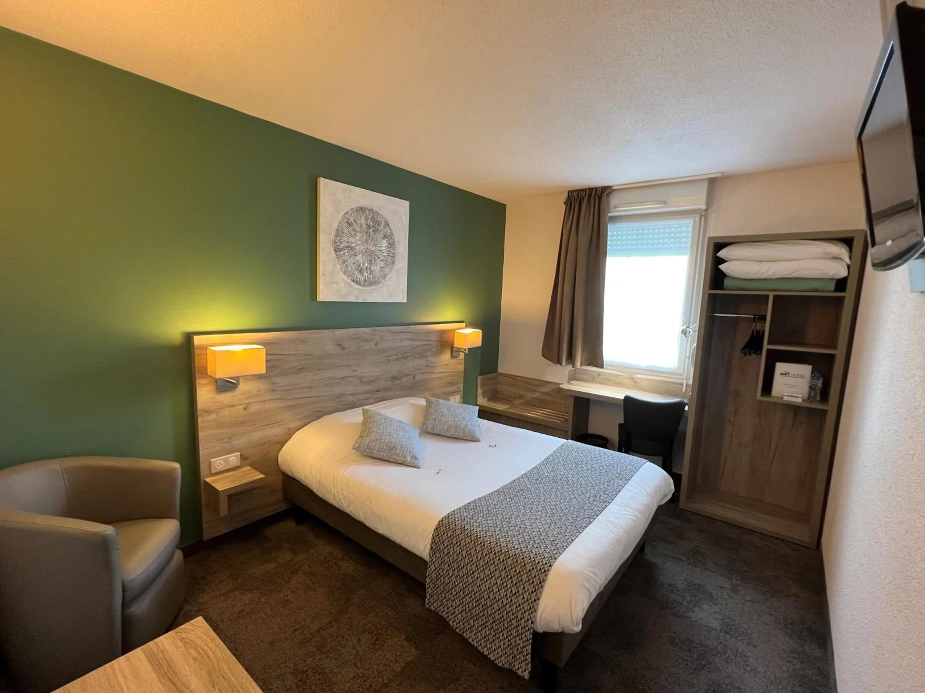 Photo of the whole room, Bed in Brit Hotel Saumur