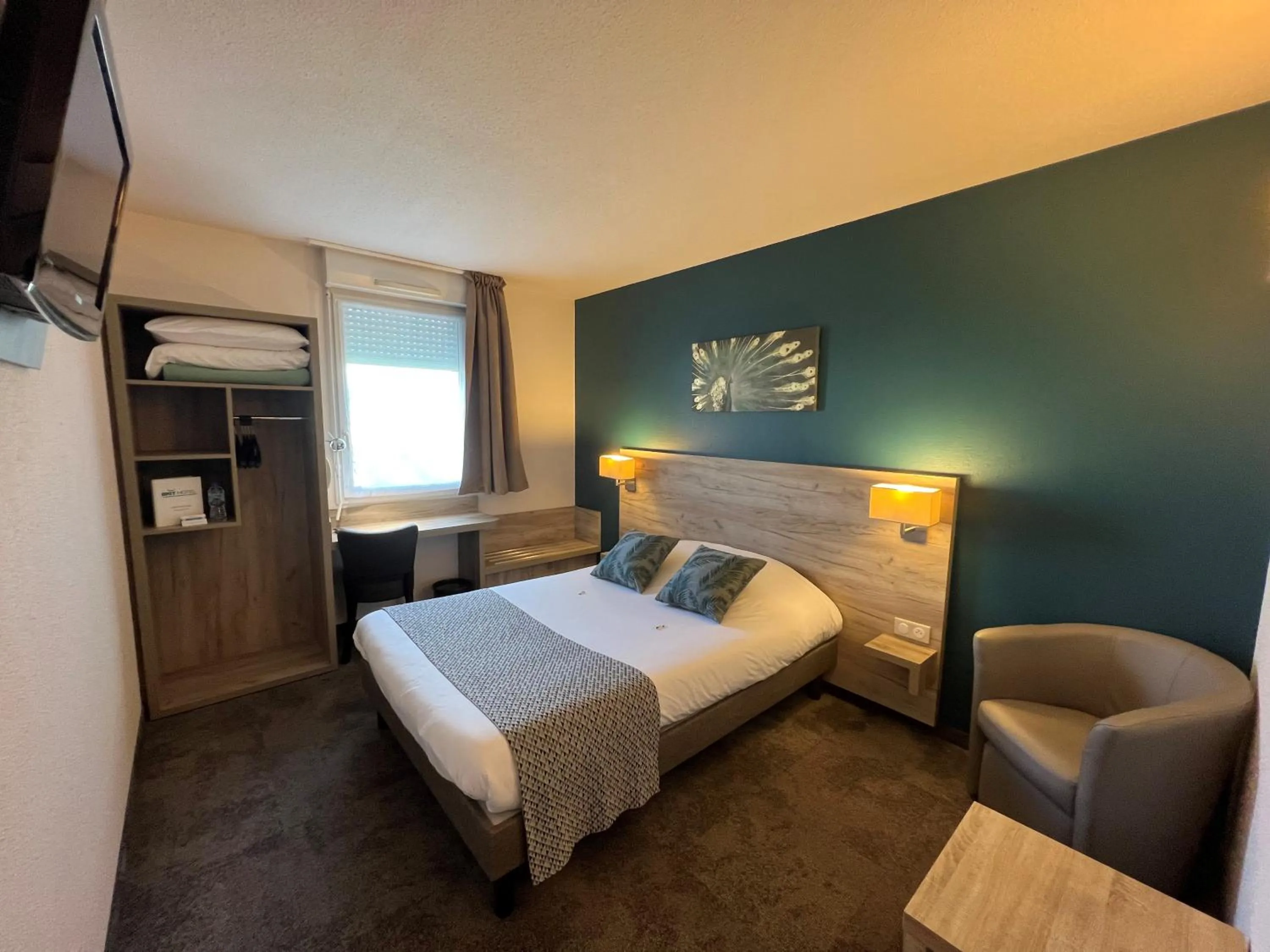 Bedroom, Bed in Brit Hotel Saumur