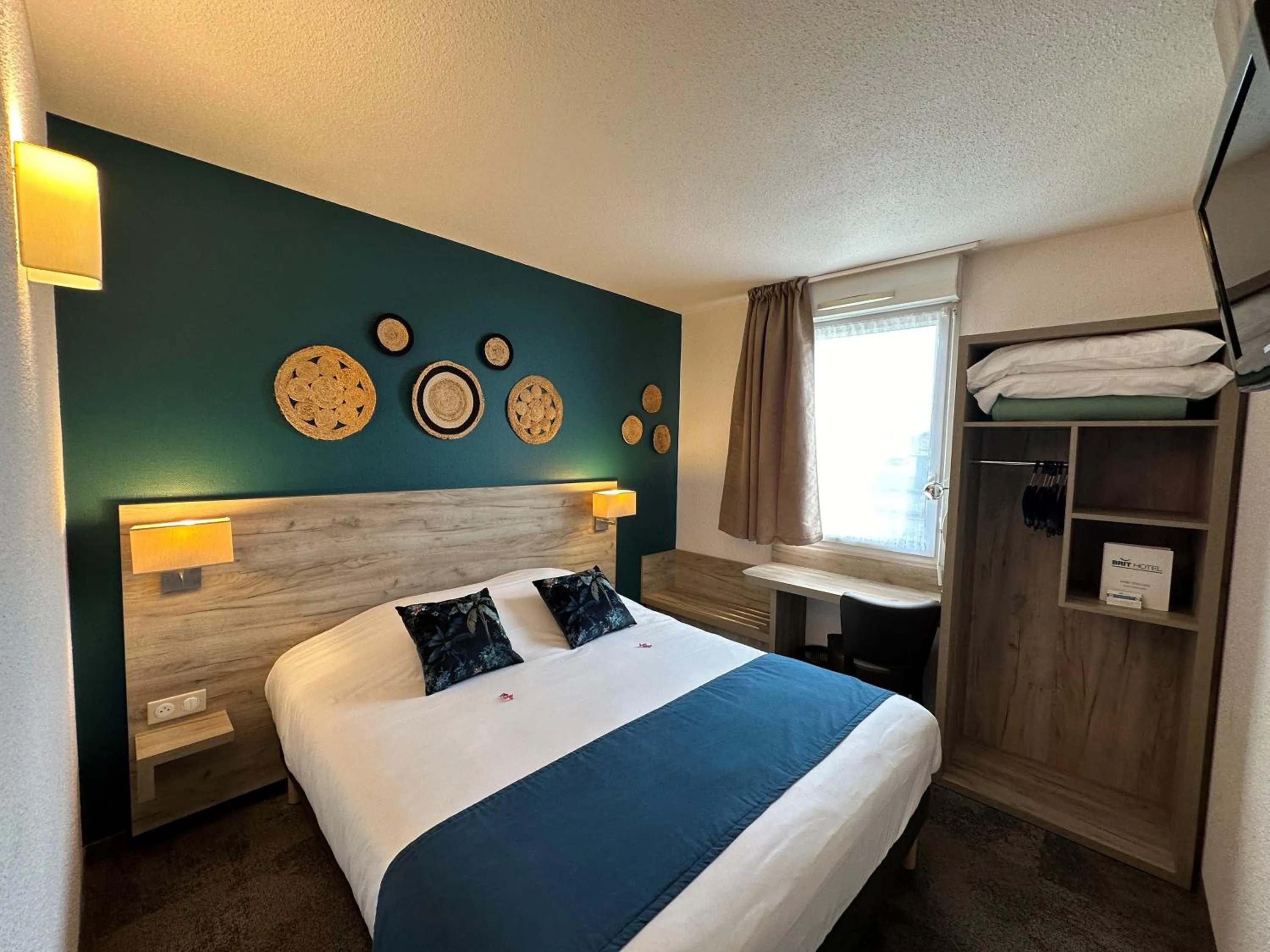 Bedroom, Bed in Brit Hotel Saumur