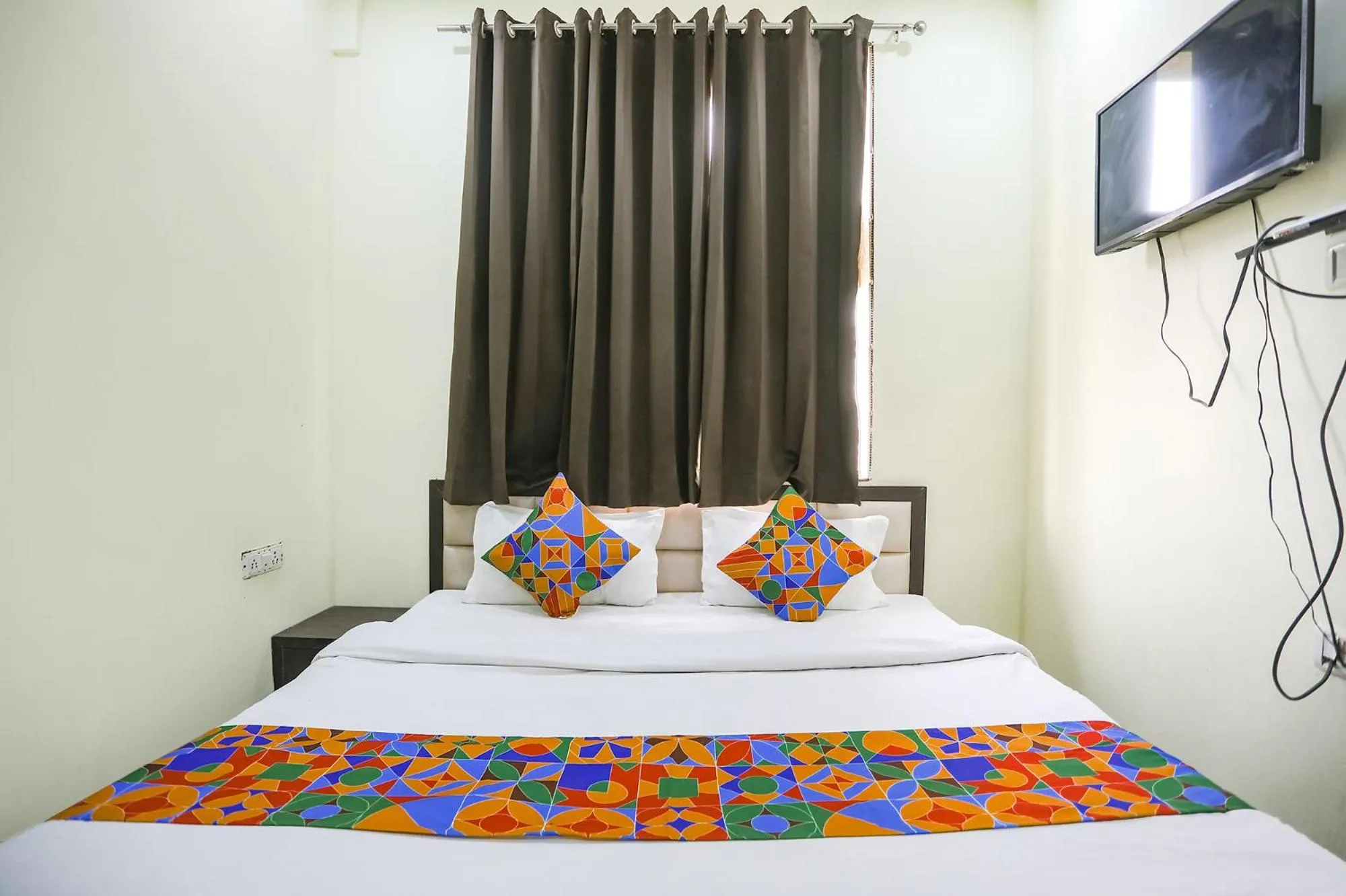 Communal lounge/ TV room, TV/Entertainment Center in FabHotel Heritage Villa