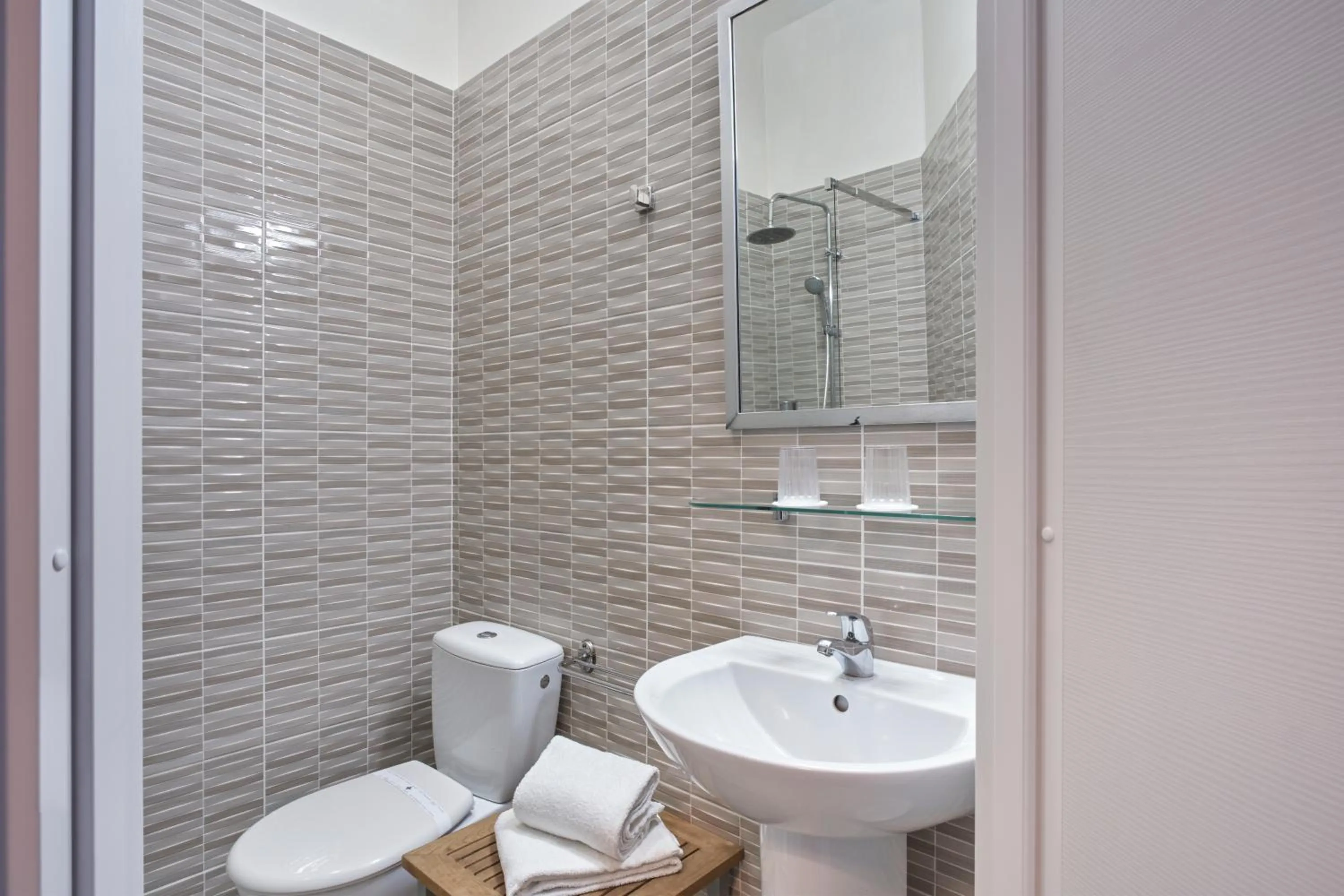 Shower in The Originals City, Hôtel Mondial, Perpignan