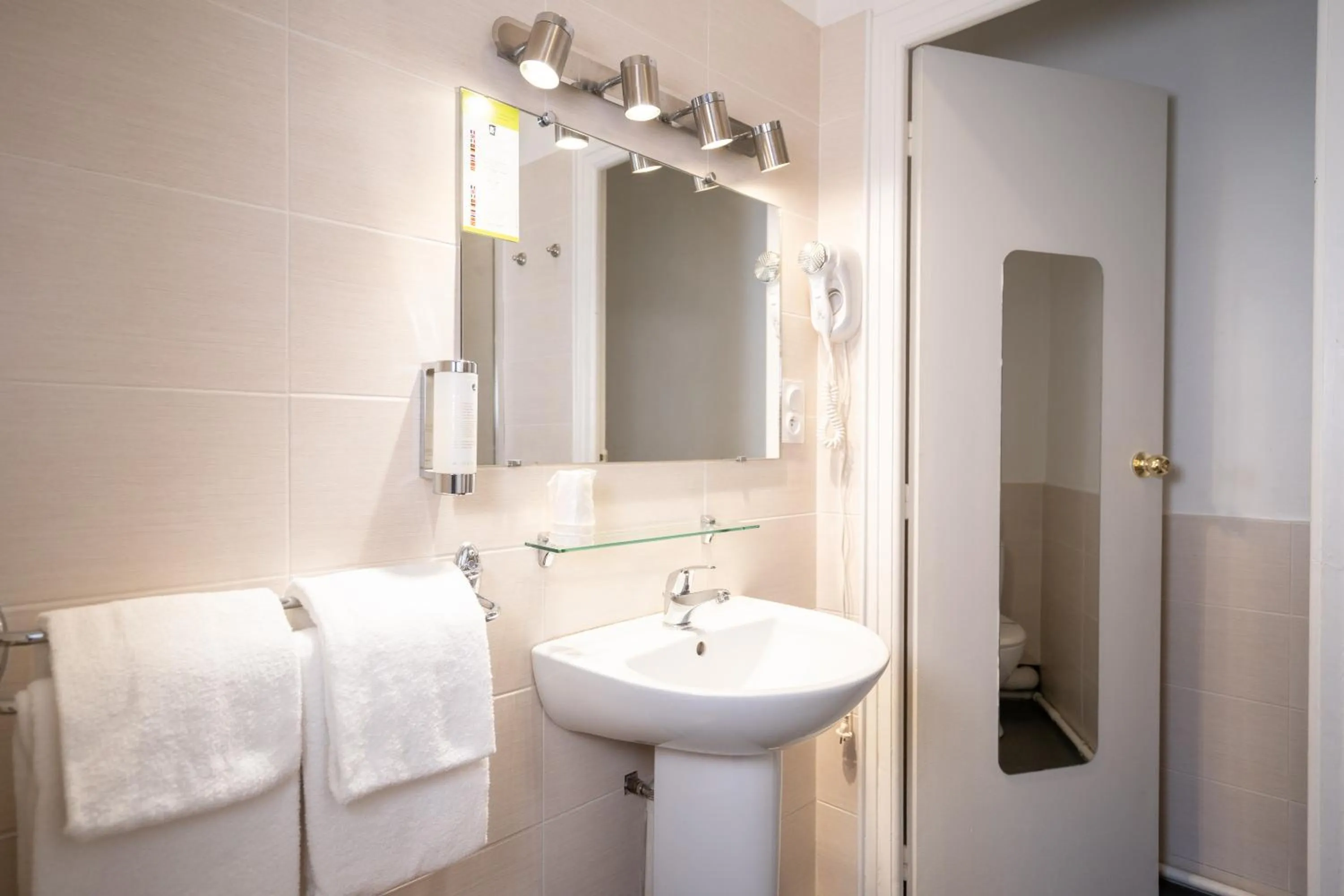 Bathroom in The Originals City, Hôtel Mondial, Perpignan