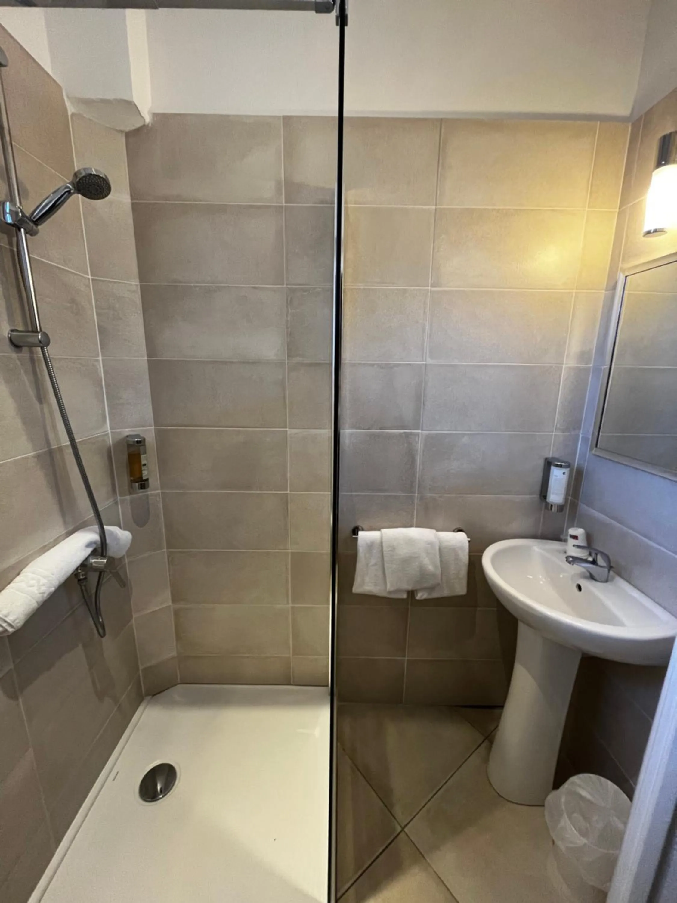 Bathroom in The Originals City, Hôtel Mondial, Perpignan