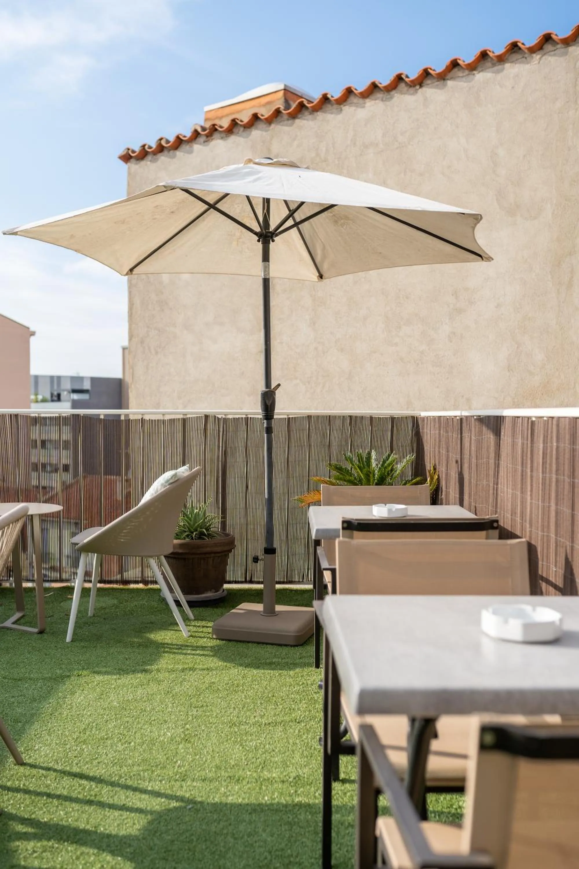 Patio in The Originals City, Hôtel Mondial, Perpignan